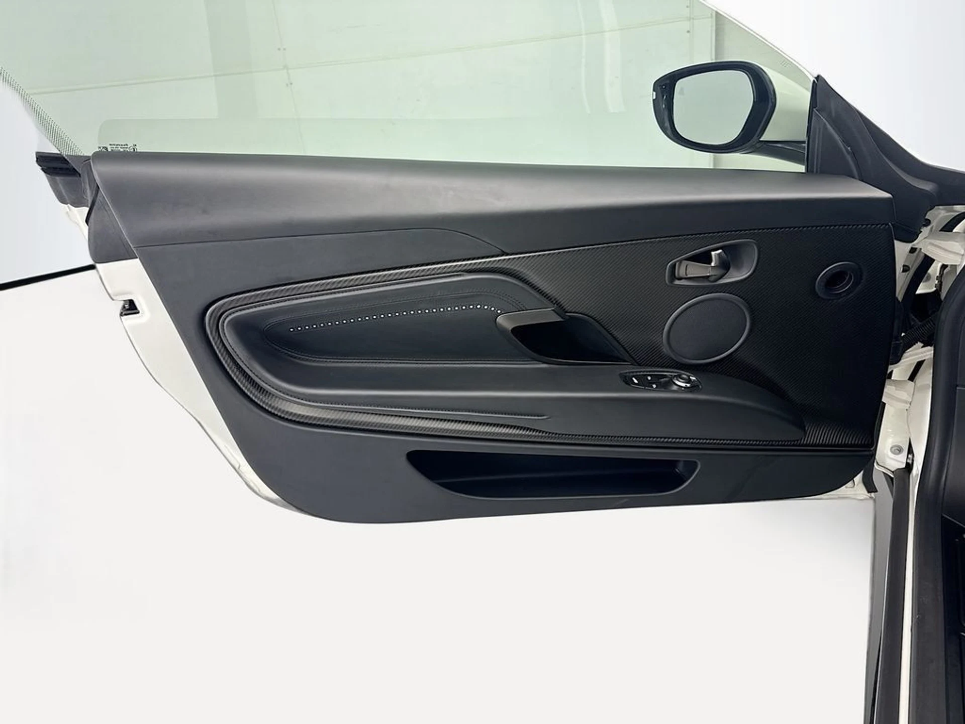 mph021_795662479_used_2018_aston_martin_db11_v12coupe_8119_23031858_22_1024_51e910f2e0