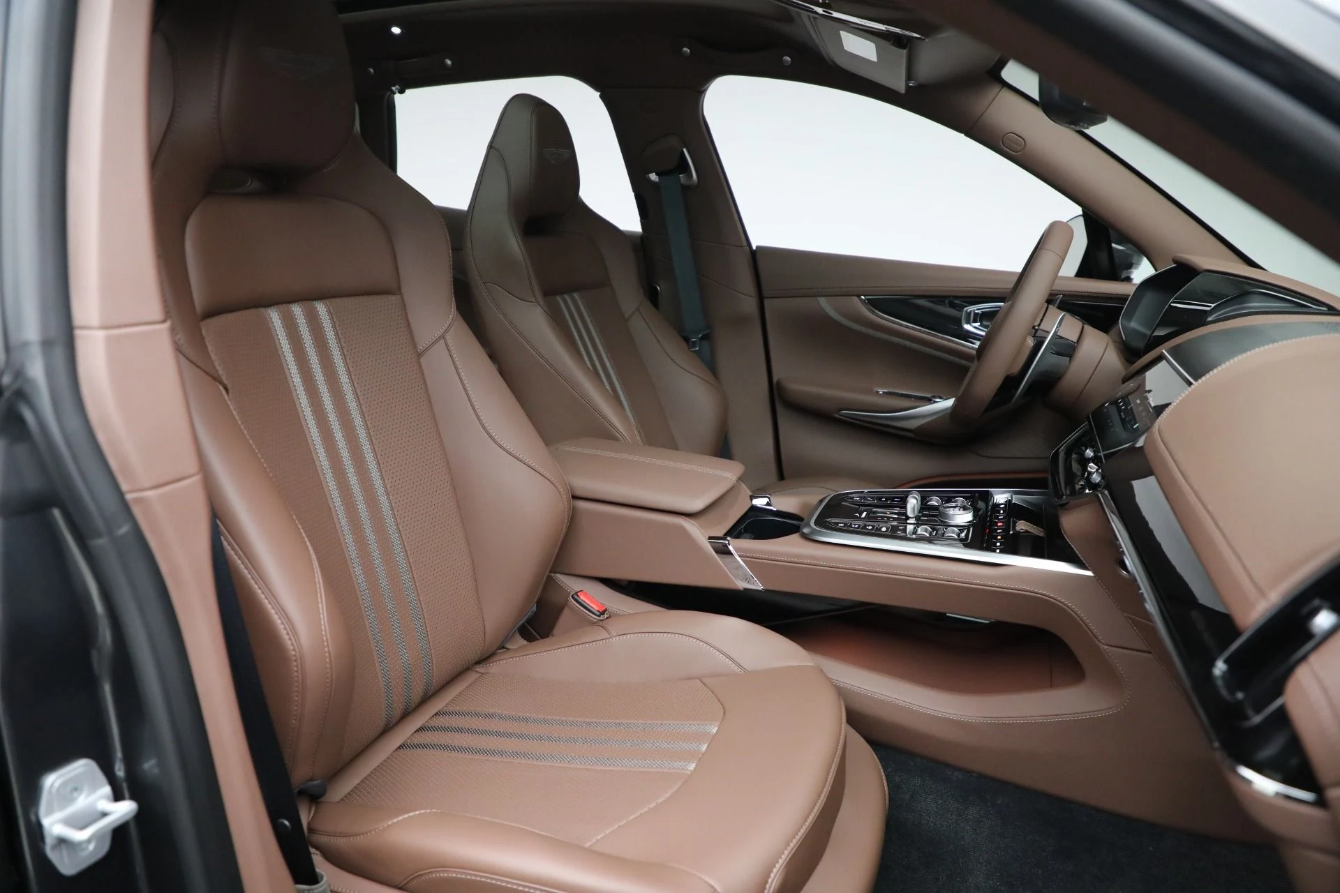 mph021_827904208_New_2025_Aston_Martin_DBX_707_42afb0fa39