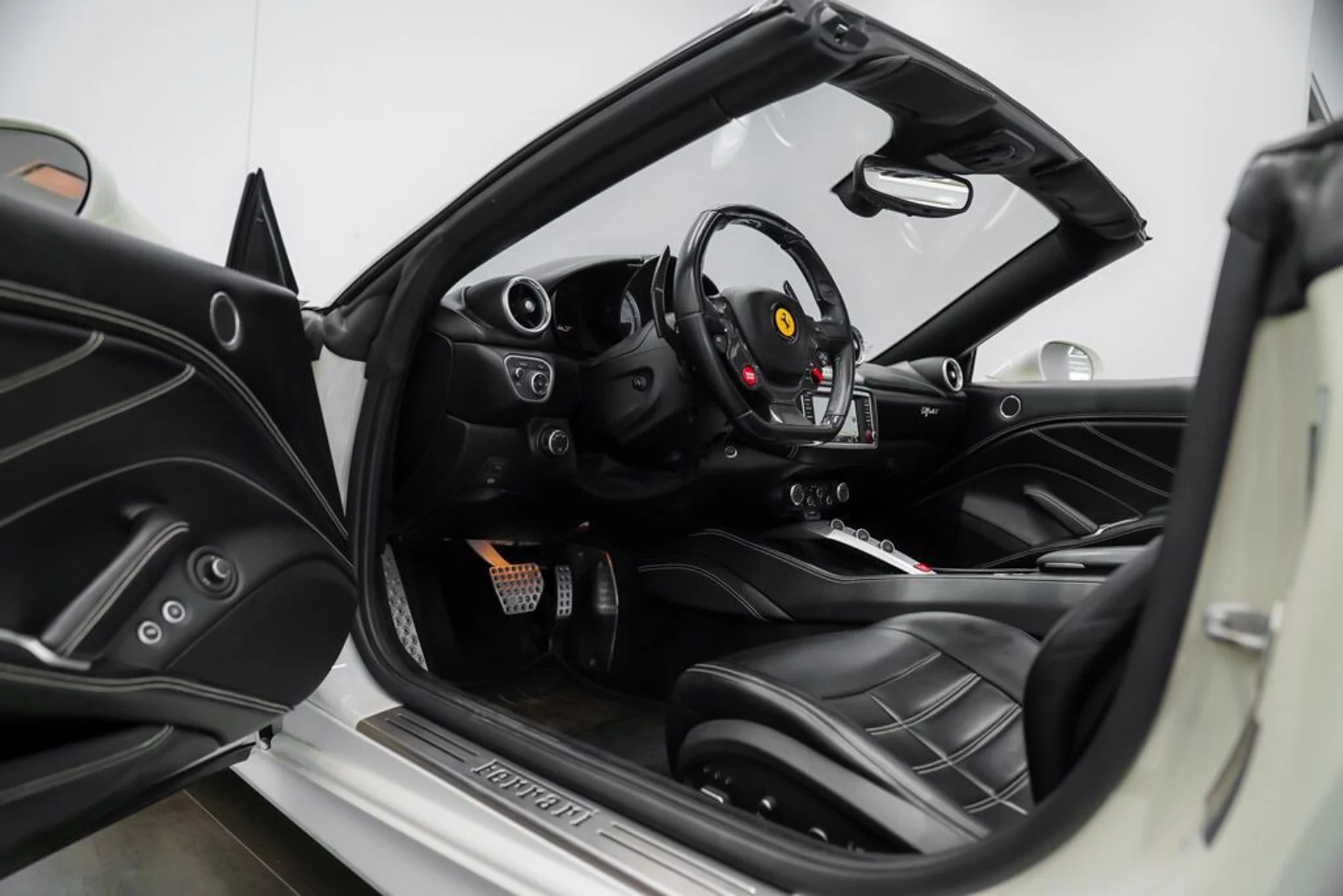 mph021_831135805_ferrari_california_2015_jpg_v_1758918548_a6a9415cef