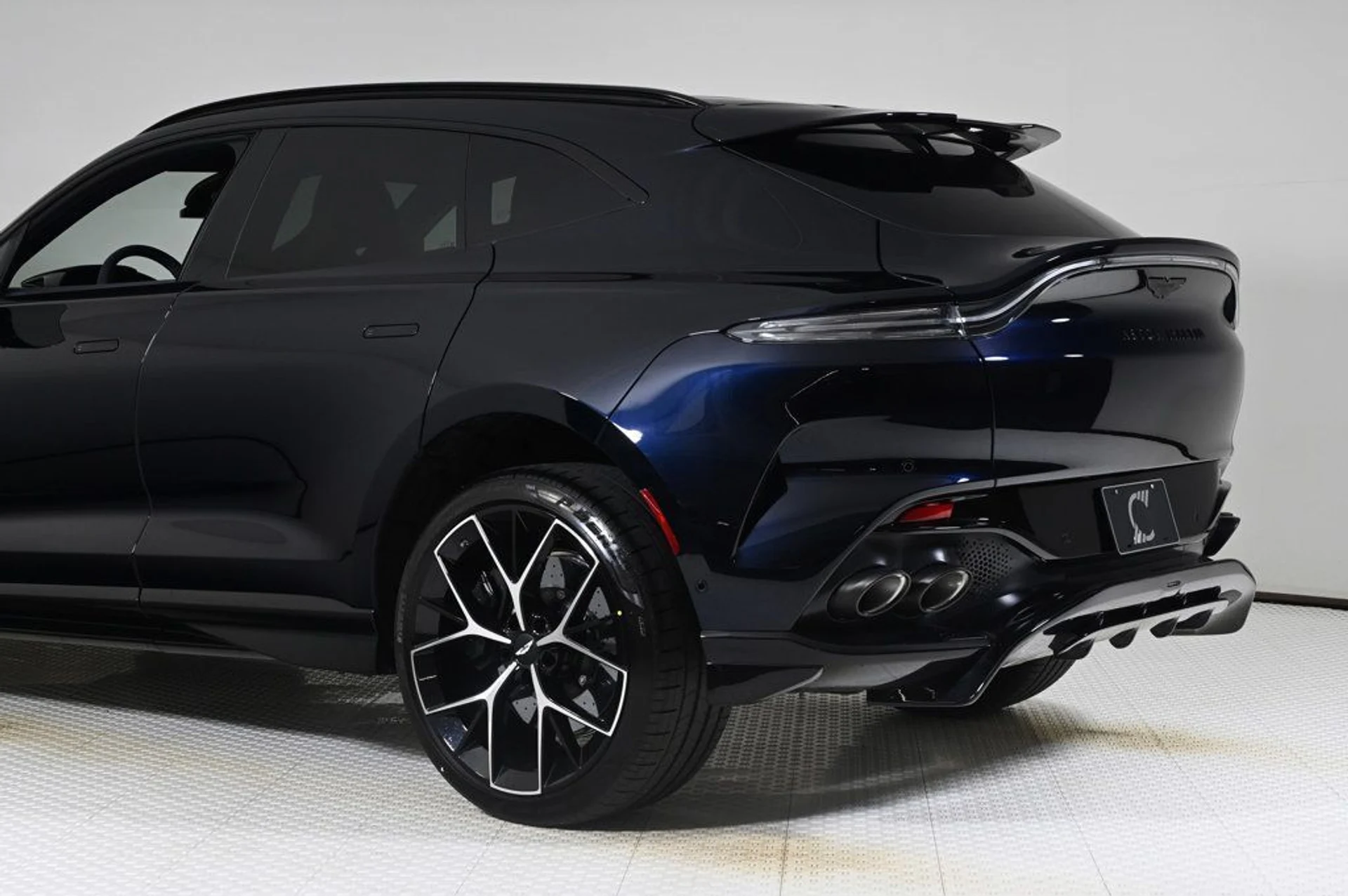 mph021_834616822_new_2026_aston_martin_dbx_707awd_11350_22969414_21_1024_f34379e646