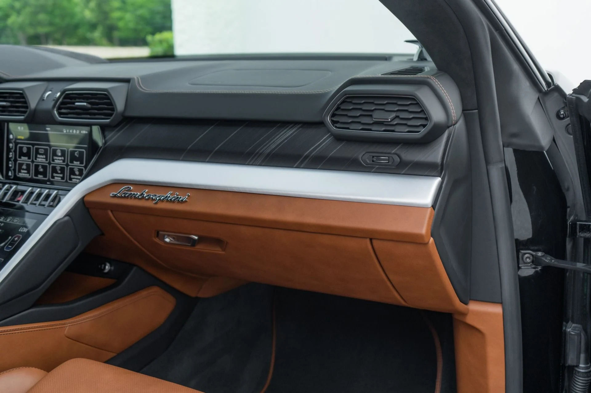 mph021_902132132_Used_2022_Lamborghini_Urus_1777500470_7db9c345fe