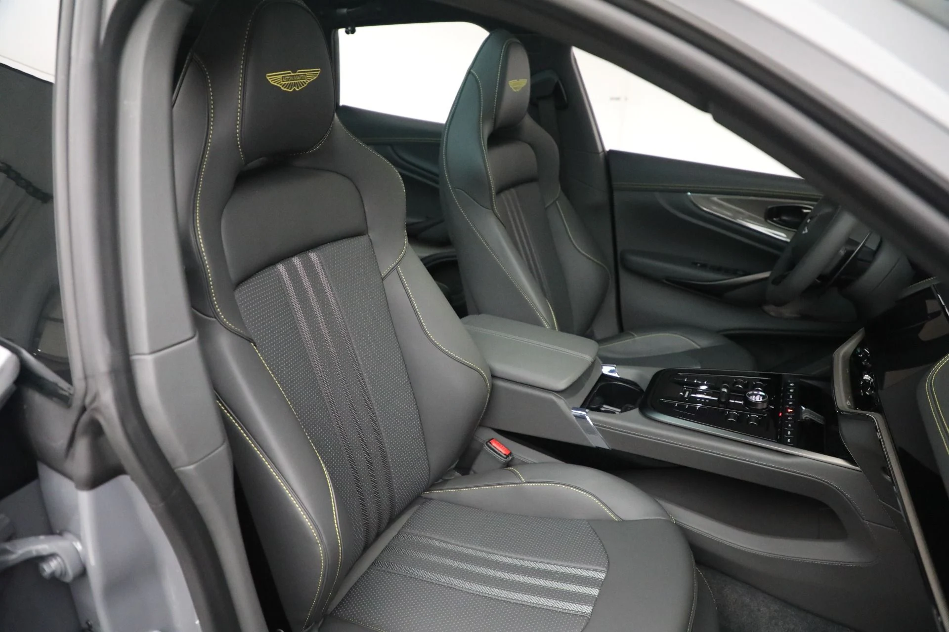 mph021_94662045_Used_2025_Aston_Martin_DBX_707_707_60441a37d8