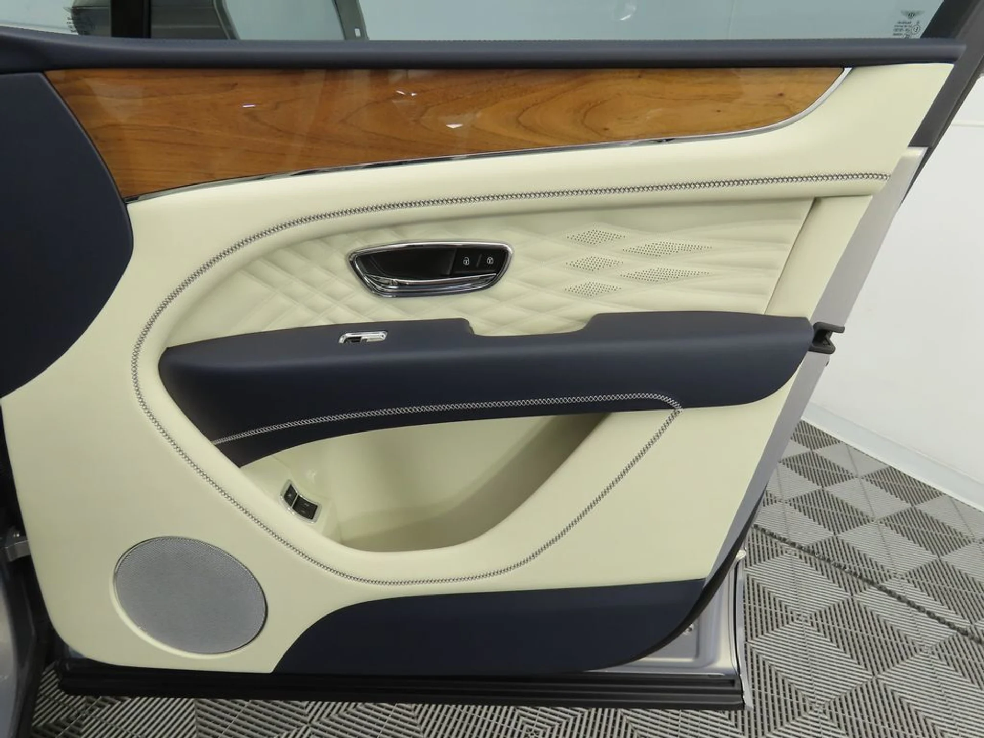 mph021_94882492_new_2025_bentley_bentayga_ewb_v8awd_8119_22908718_22_1024_8014e6ca8f