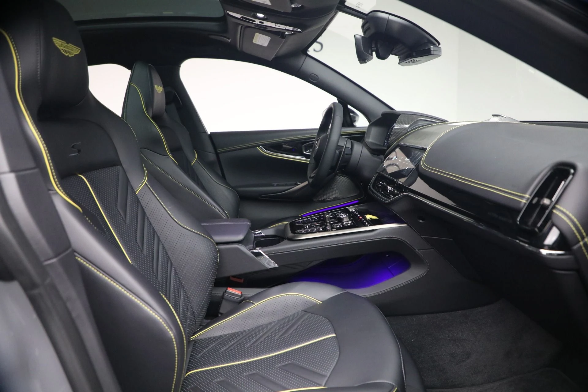 mph021_949039811_New_2026_Aston_Martin_DBX_S_1787860689_5083f6f34d