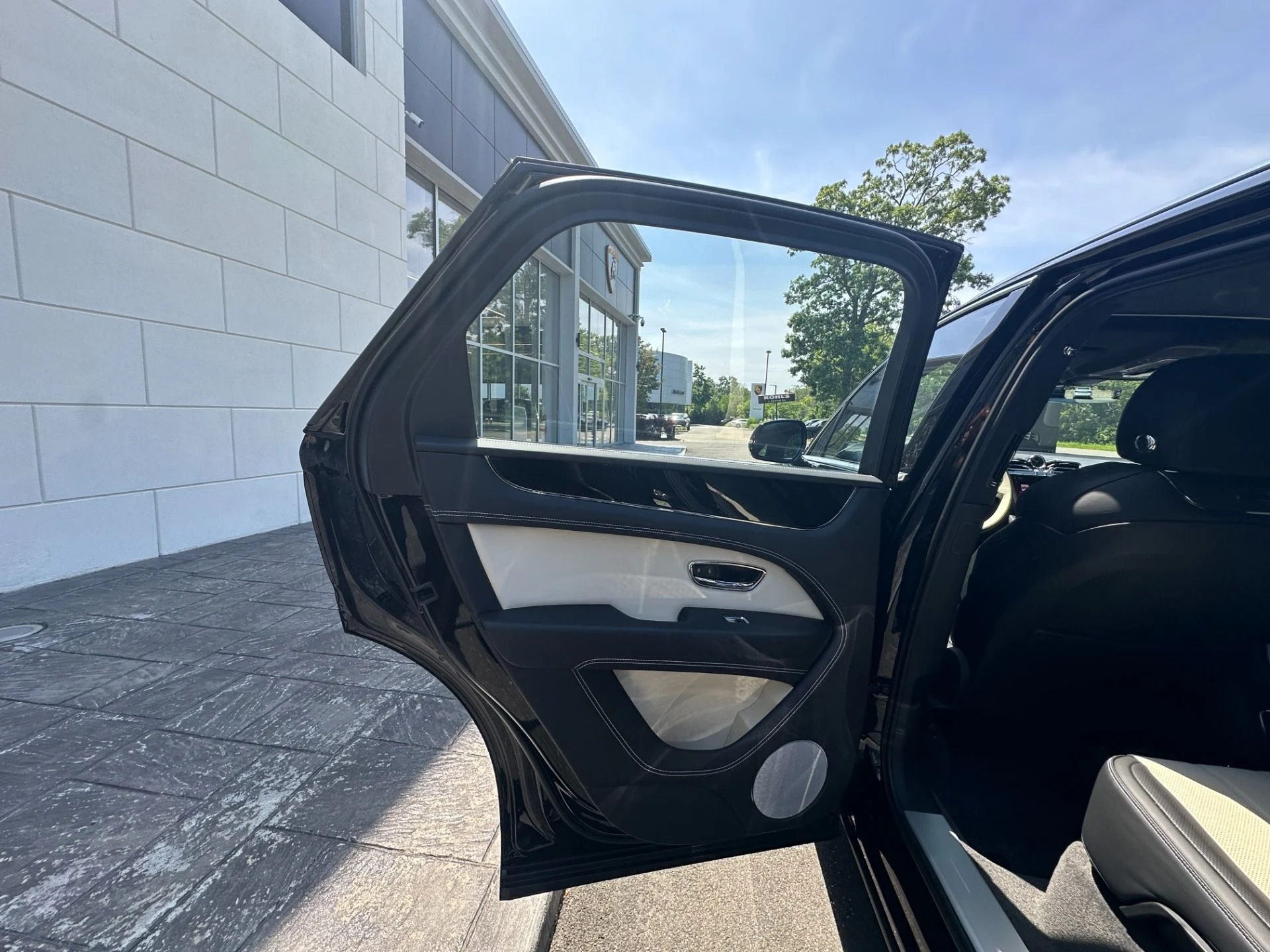mph021_952053741_Used_2026_Bentley_Bentayga_V8_1786136342_fd18543d73