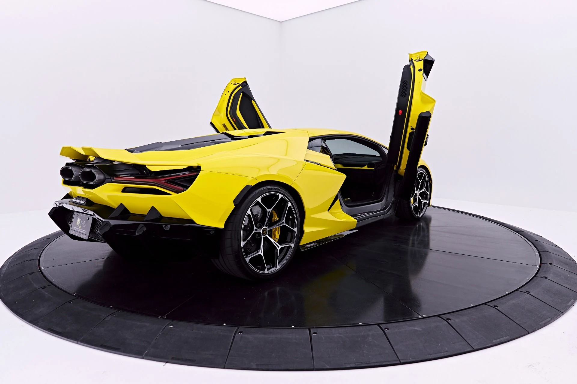 mph021_979158522_Used_2026_Lamborghini_Revuelto_Base_1782198246_9da5b00537