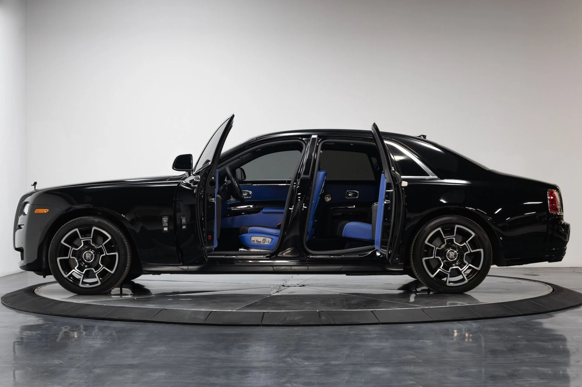 mph021_990459625_Used_2017_Rolls_Royce_Ghost_Black_Badge_1764012368_63f22cdaef