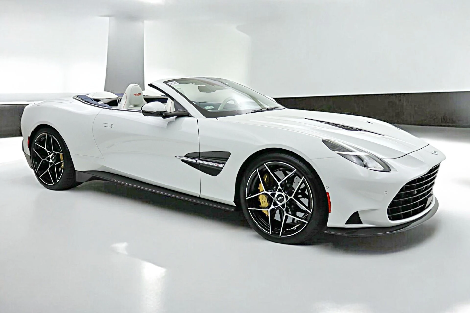 mph021_995314134_New_2026_Aston_Martin_Vanquish_Volante_0c98350ce4