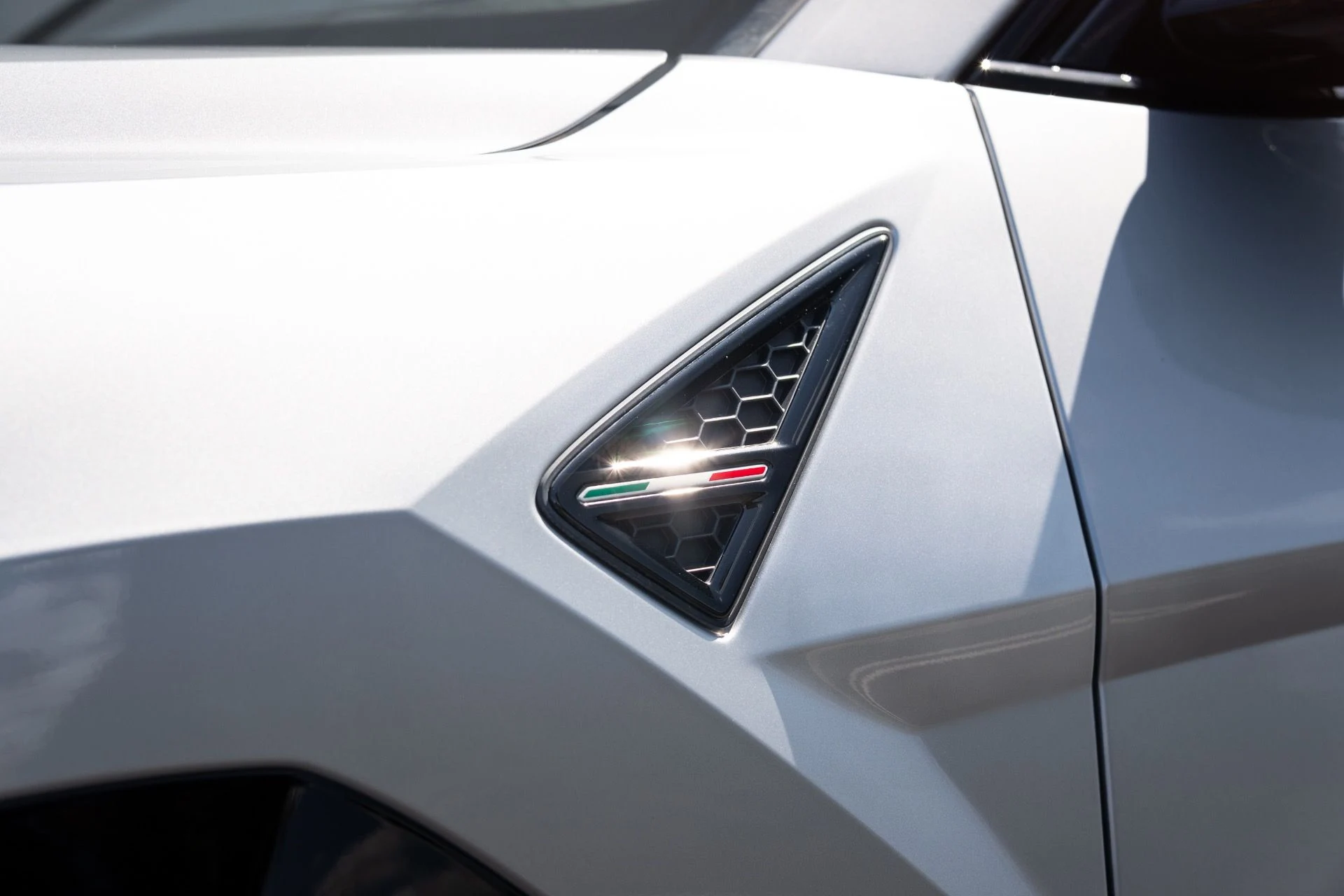 mph021_997795432_Used_2022_Lamborghini_Urus_1770690392_f59ef6bc43