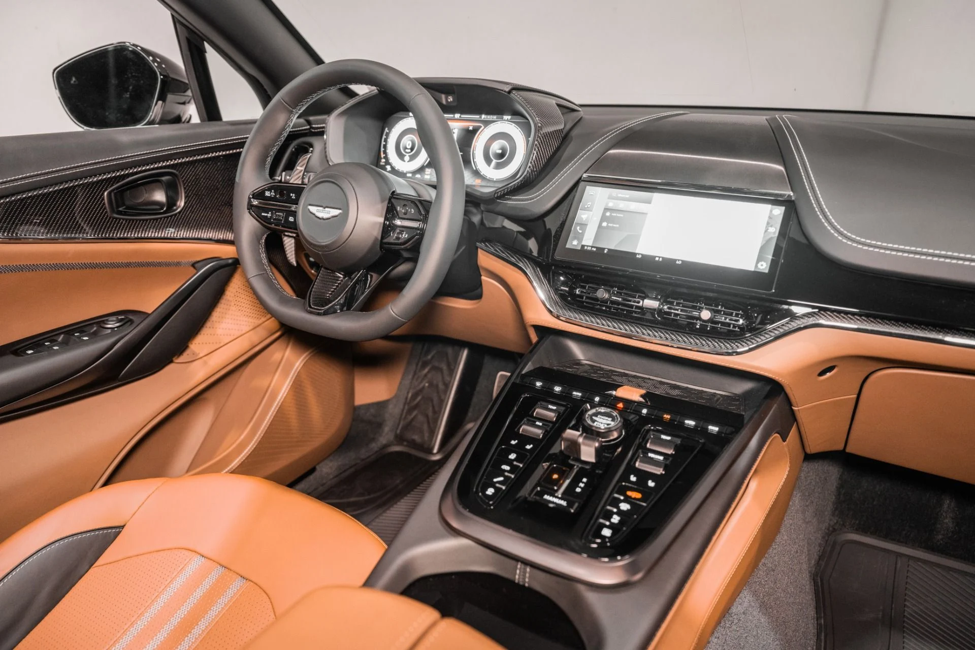 mph022_1004523782_New_2026_Aston_Martin_DBX_707_1780937763_90e835fc6e