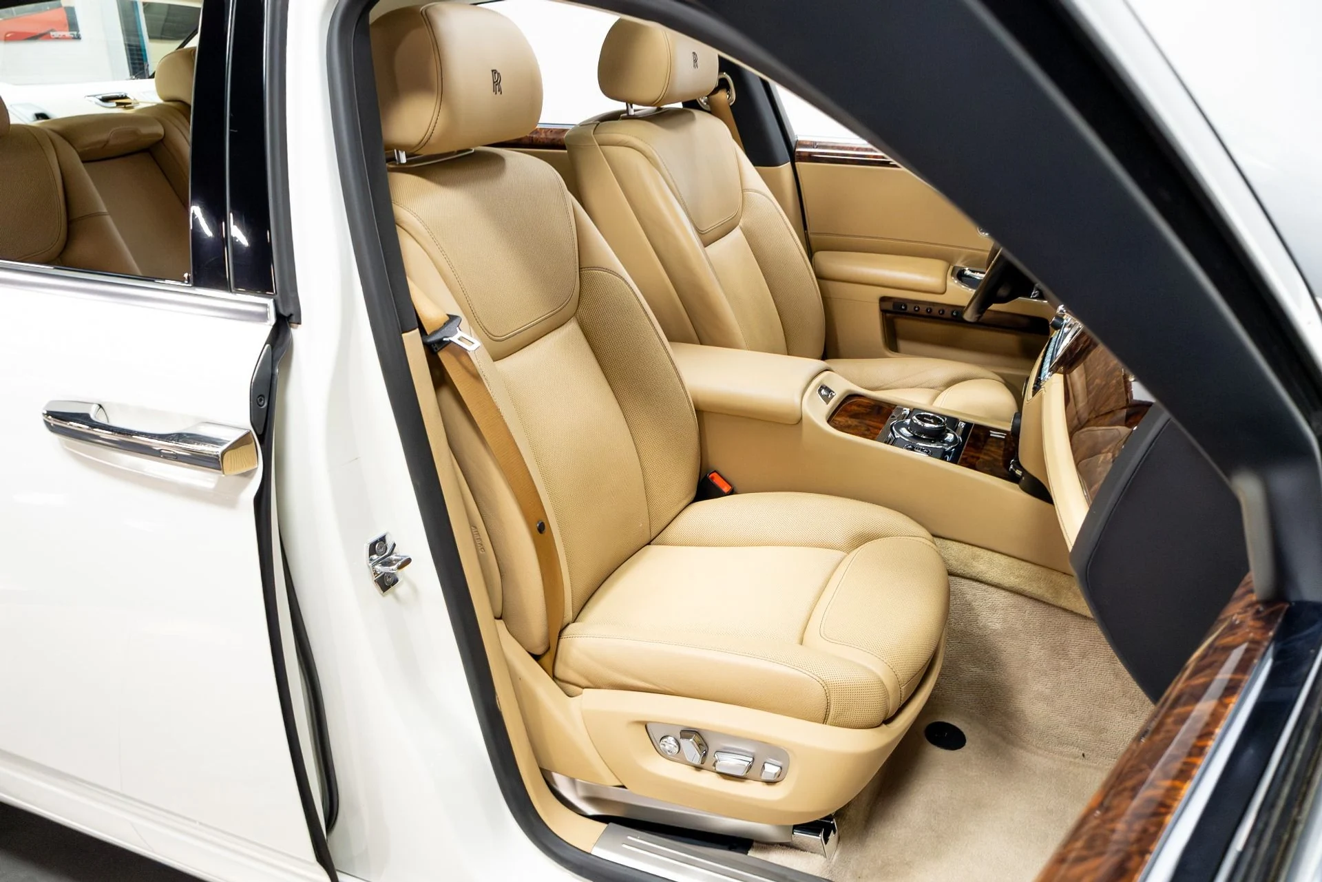 mph022_1006824430_Used_2017_Rolls_Royce_Ghost_1774888920_5f1966df3a