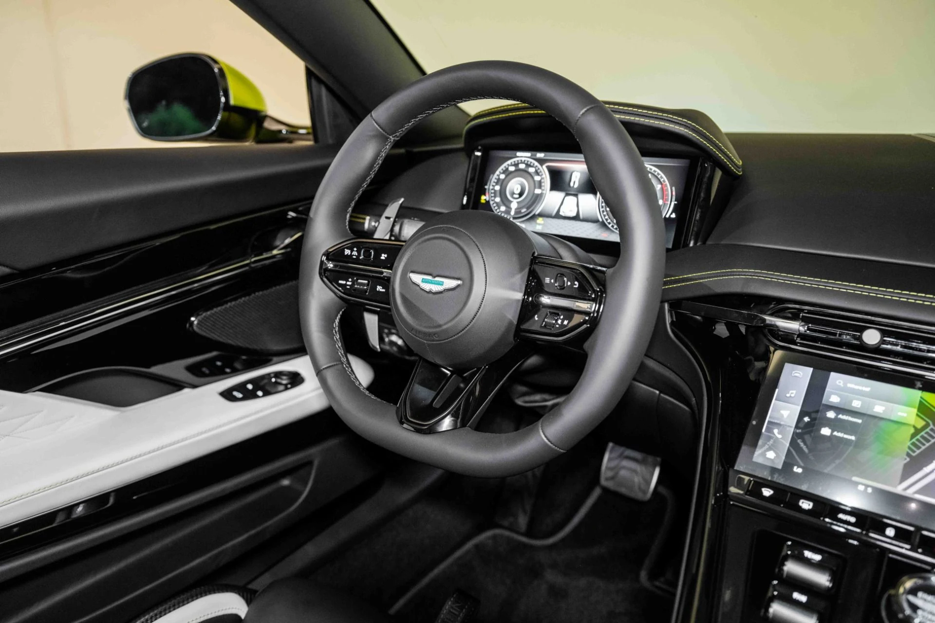 mph022_1007362057_Used_2025_Aston_Martin_DB_12_Coupe_1724764184_40fd323782