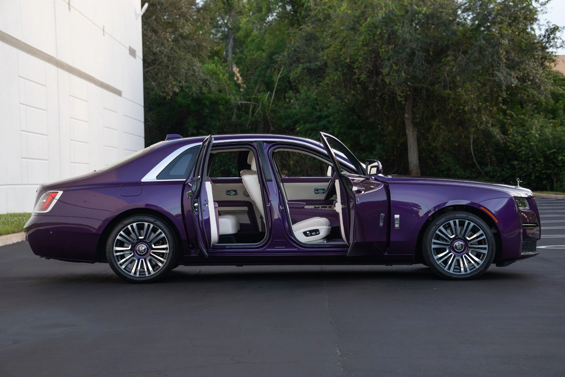 mph022_1007475721_Used_2021_Rolls_Royce_Ghost_1762913749_52849f0ba3