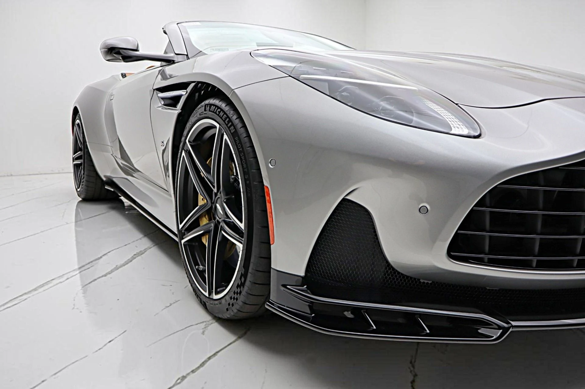 mph022_1021547362_New_2026_Aston_Martin_DB_12_S_Volante_ae7de64dec