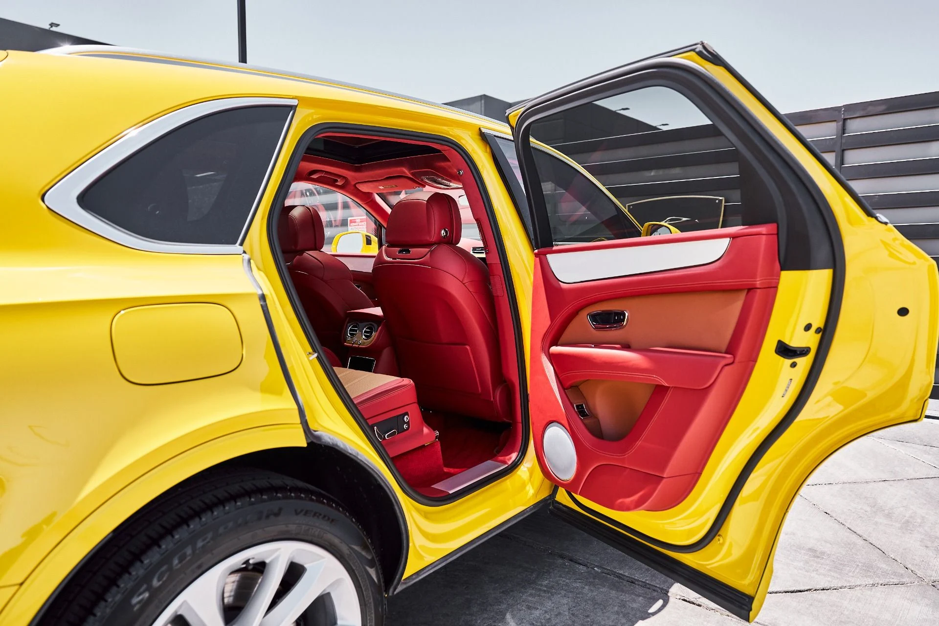 mph022_1033740808_Used_2023_Bentley_Bentayga_V8_1780709004_9fe6dc5793