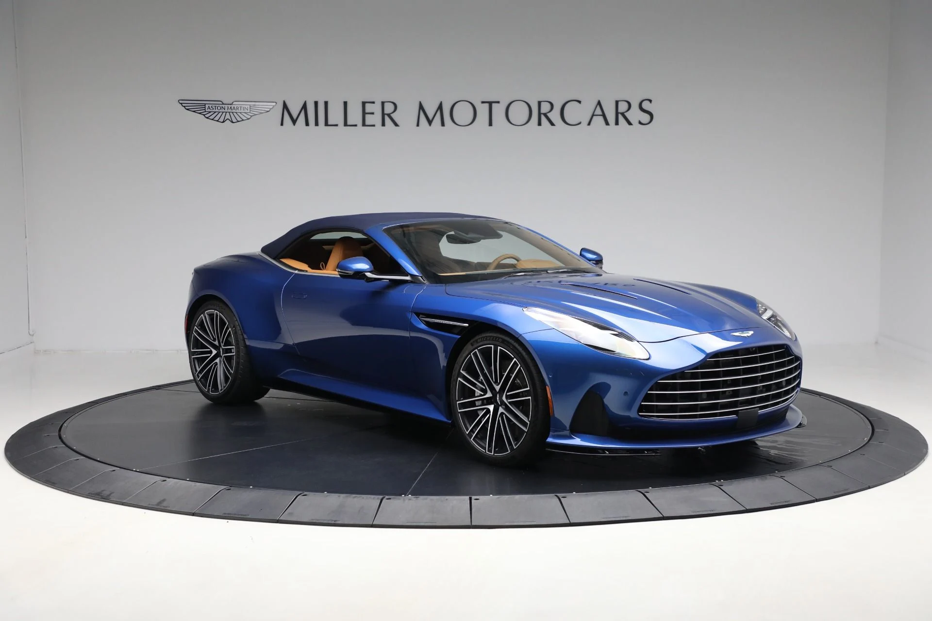 mph022_1042408314_New_2025_Aston_Martin_DB_12_Volante_2df48eac8f