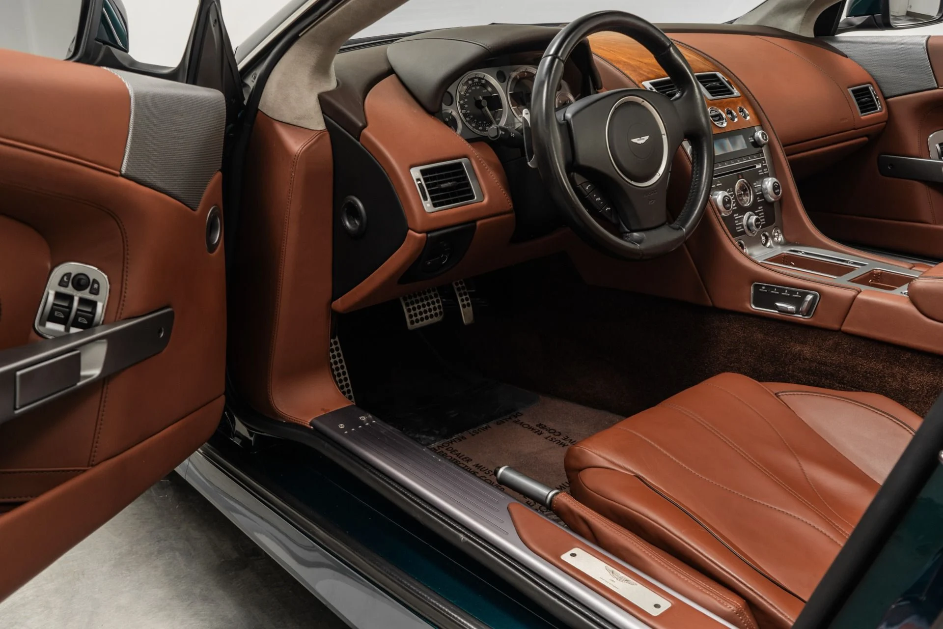 mph022_1058765590_Used_2015_Aston_Martin_DB_9_Volante_1759413390_340ffa87be