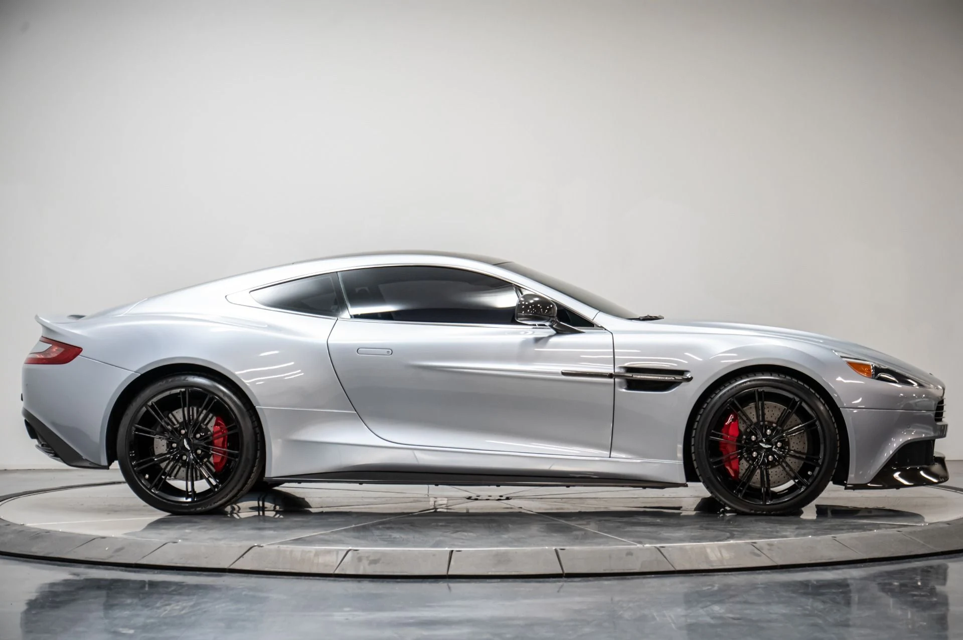mph022_1066593145_Used_2014_Aston_Martin_Vanquish_V12_1729699077_e4fa747c1c