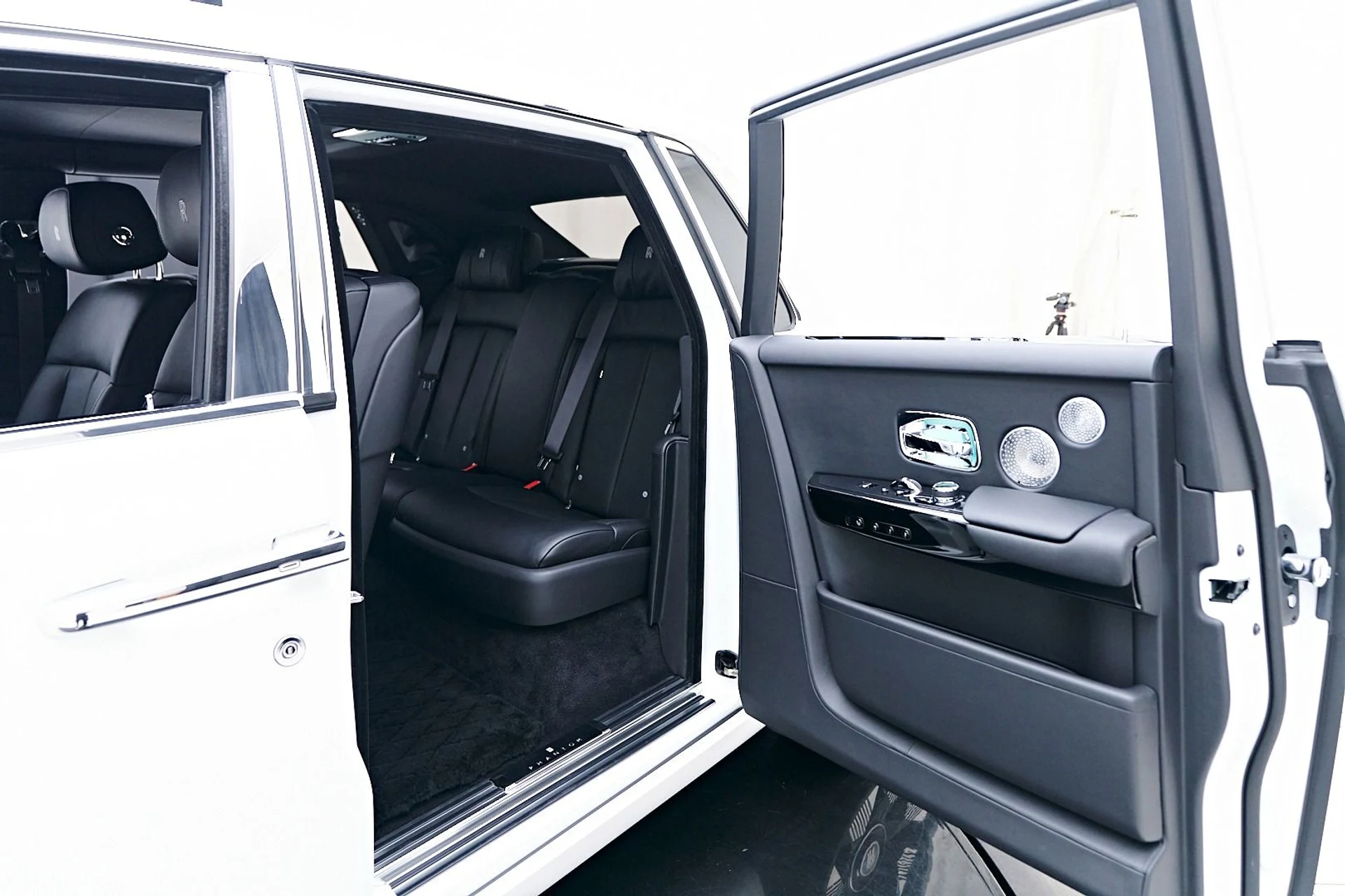 mph022_1067603839_Used_2023_Rolls_Royce_Phantom_Base_1760229059_7326f0e217