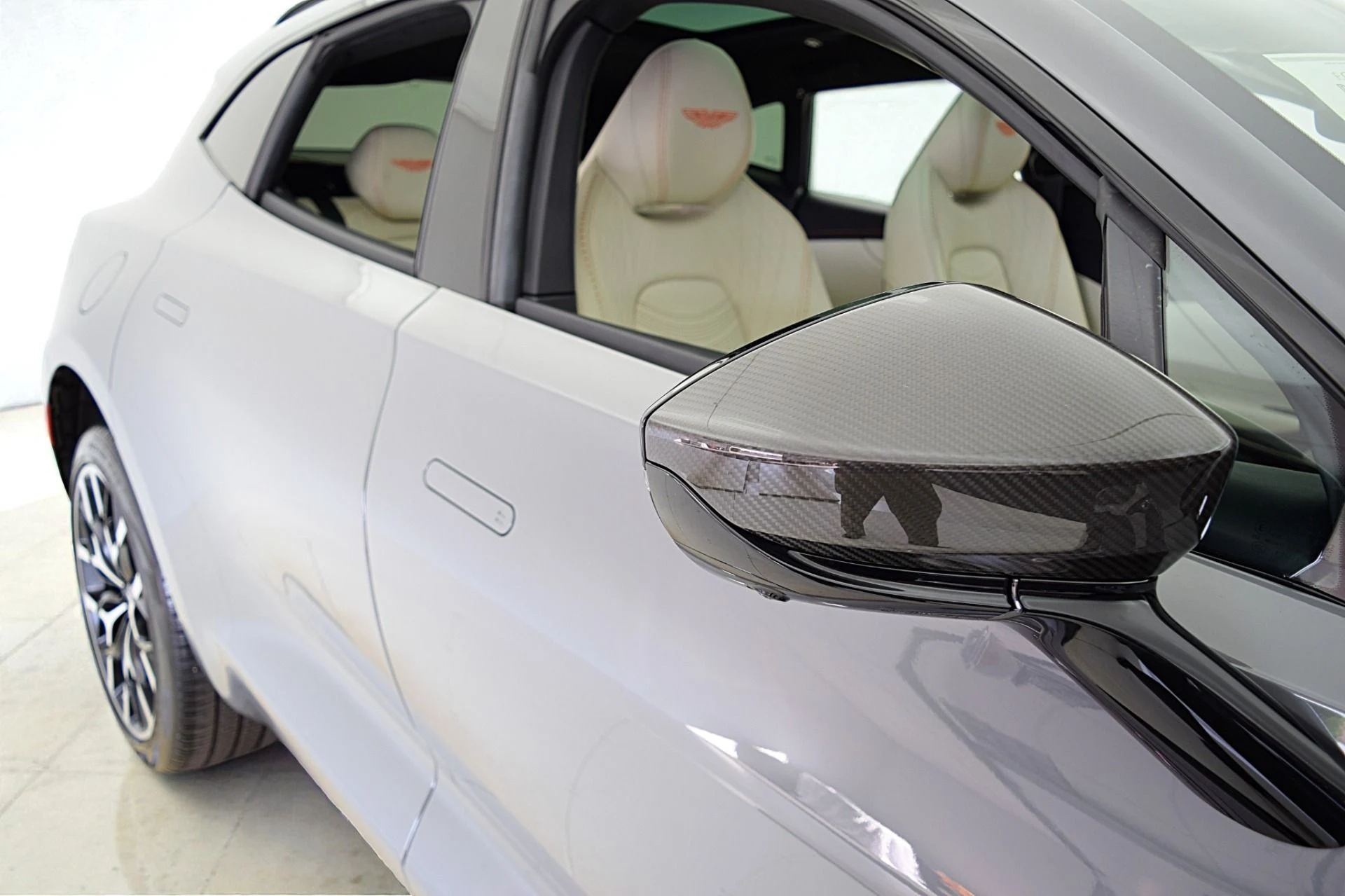 mph022_1070533914_Used_2022_Aston_Martin_DBX_83df6442ca