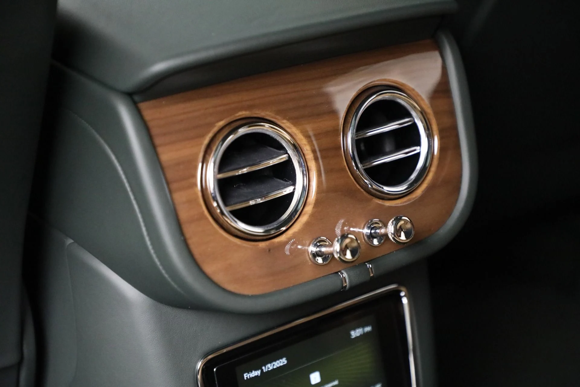 mph022_1072844091_New_2025_Bentley_Bentayga_V8_a46f6e2870