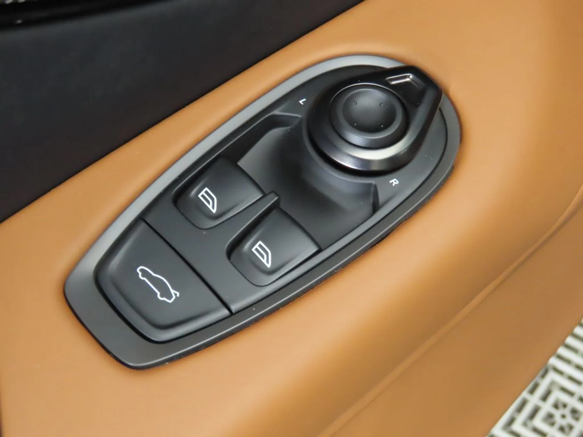 mph022_1088737344_used_2025_aston_martin_vantage_coupe_8119_22984351_23_1024_50b87010bb