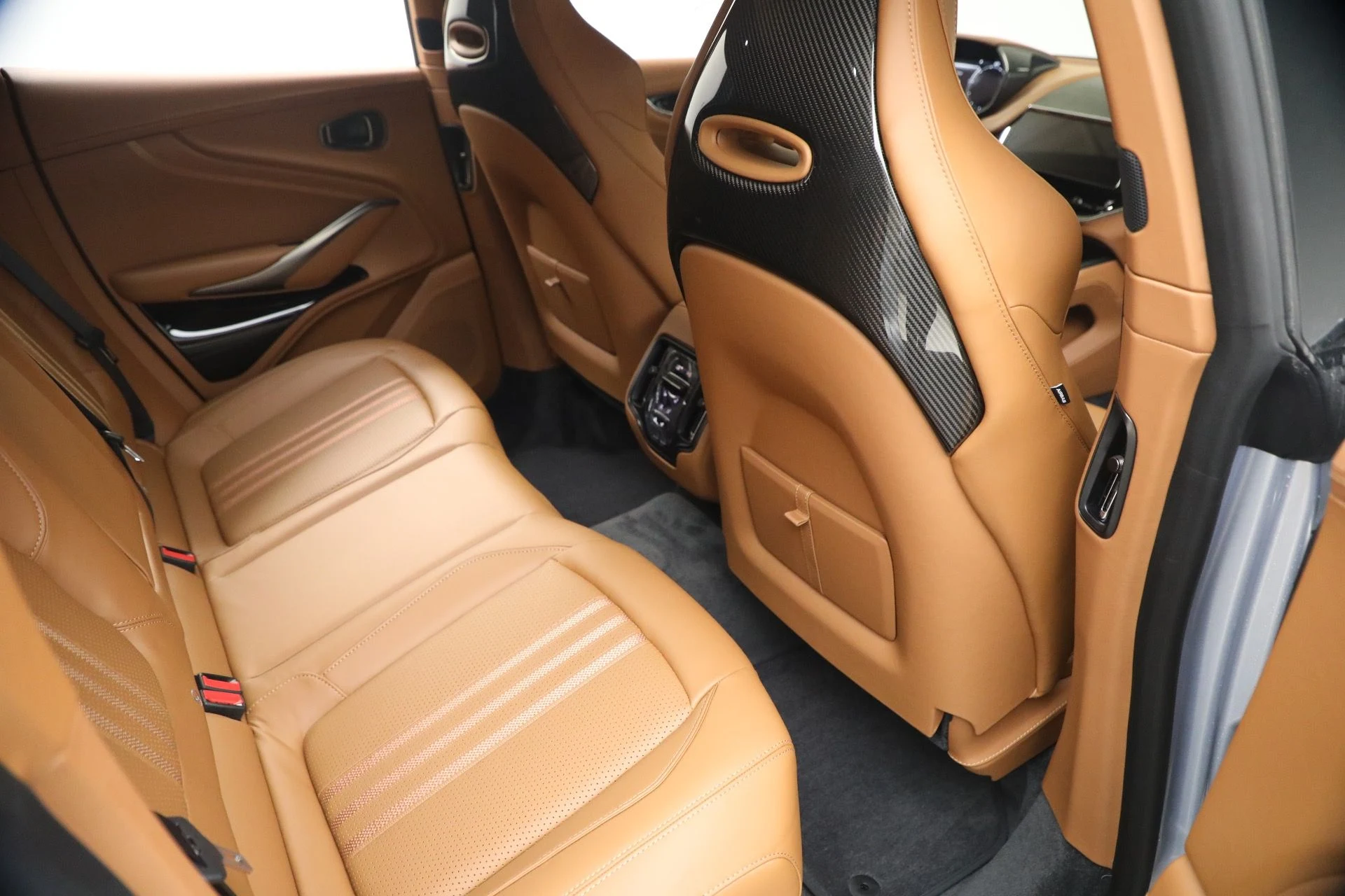 mph022_1103895863_New_2026_Aston_Martin_DBX_707_1767986601_910b0dc931