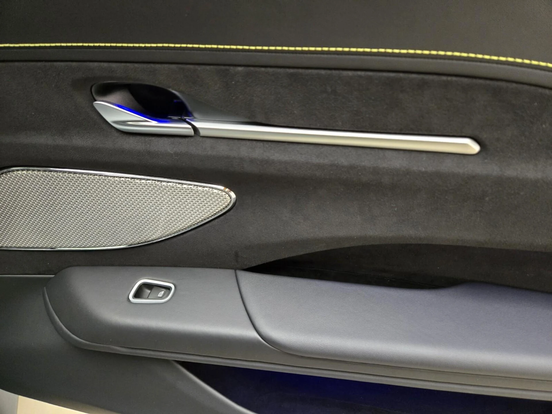 mph022_1109533805_New_2025_Aston_Martin_Vantage_1753161771_7912d27560