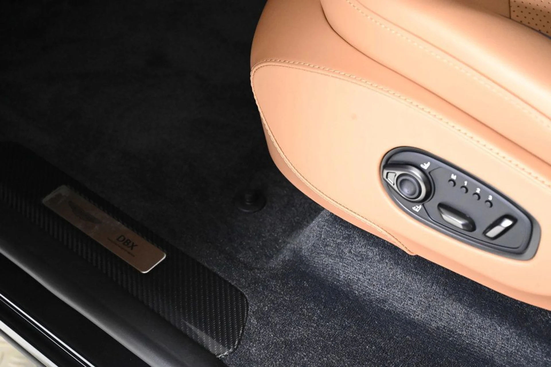 mph022_1112866620_new_2026_aston_martin_dbx_707awd_11350_22969414_22_1024_85e7f7adc8