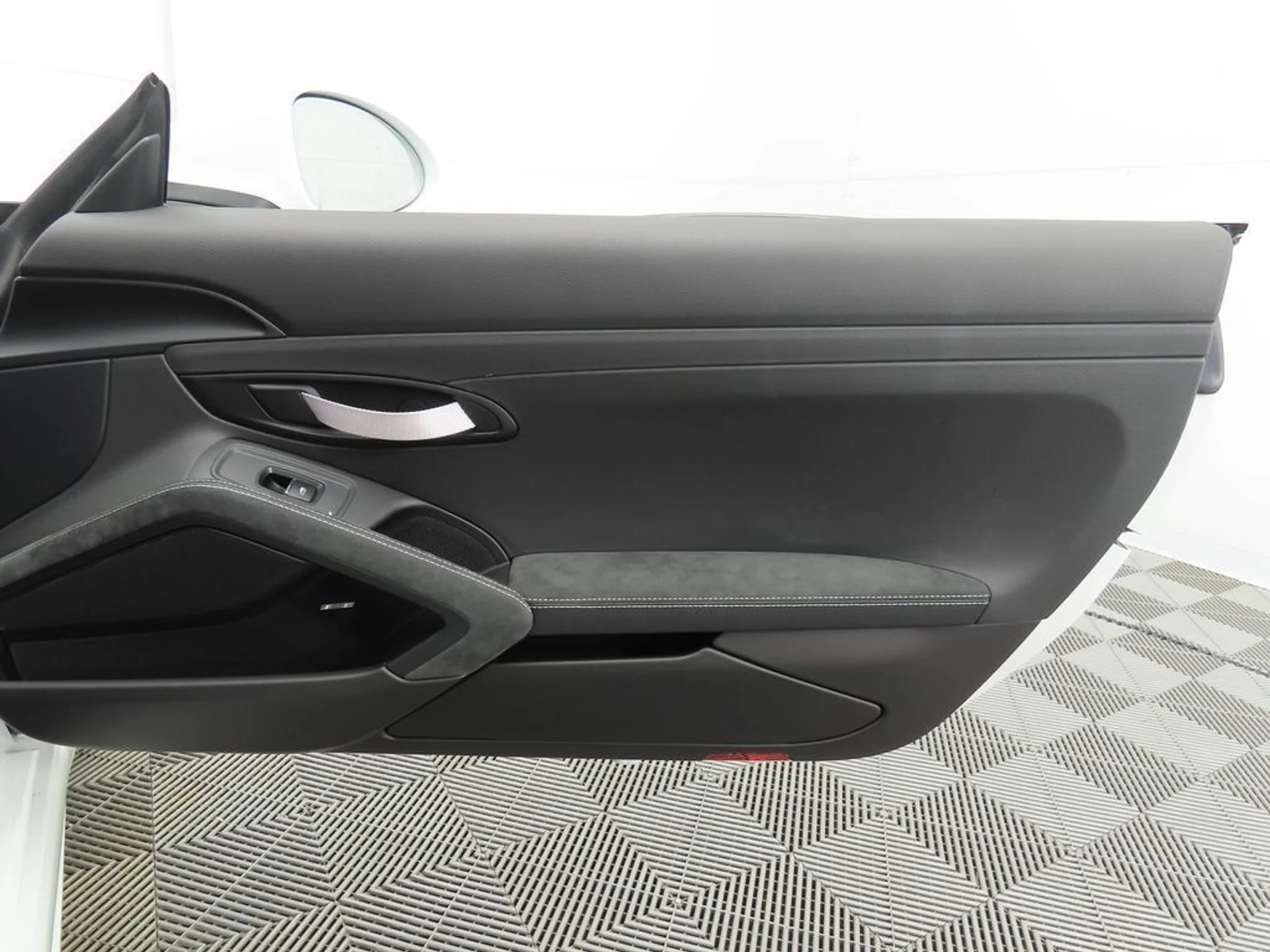 mph022_1123618166_used_2020_porsche_718_cayman_gt4coupe_8119_22982883_23_1024_f40d1d7d85