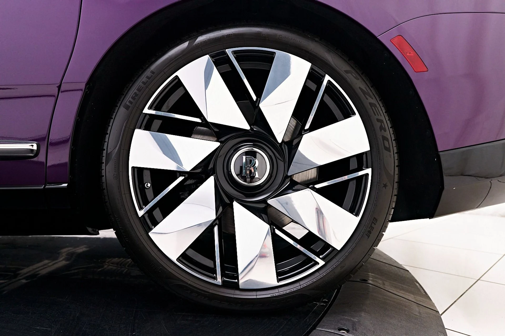 mph022_1129713625_Used_2025_Rolls_Royce_Cullinan_Base_1736646133_2df910a96e