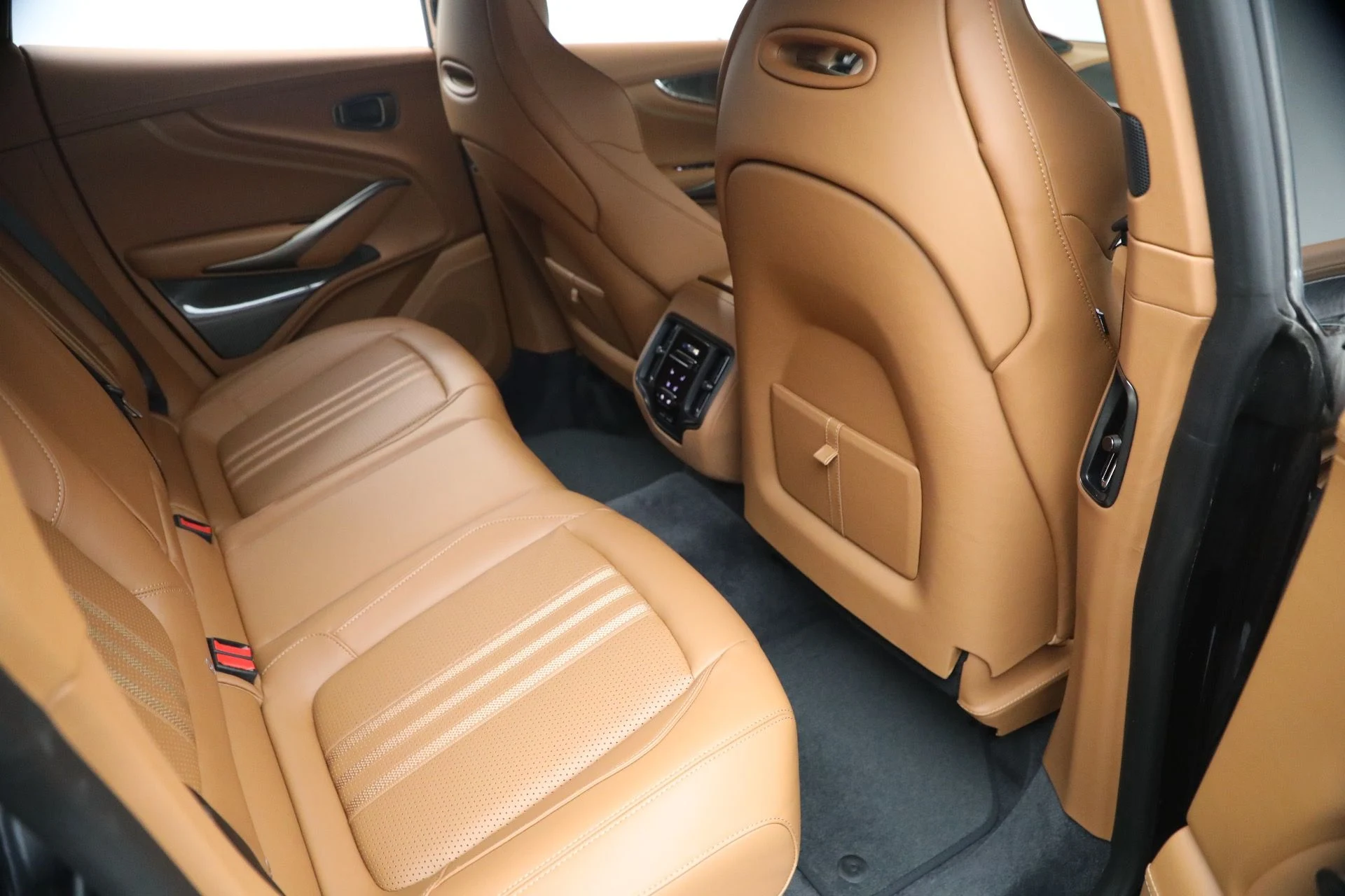 mph022_1188263416_New_2026_Aston_Martin_DBX_707_1767991932_1ab4cbe962