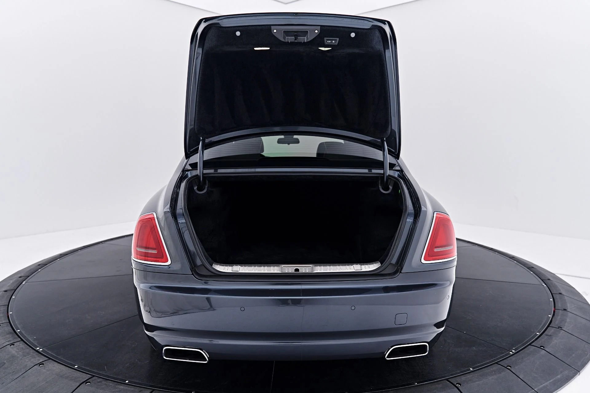 mph022_1189895090_Used_2016_Rolls_Royce_Ghost_Base_1791332969_6b385b49f5