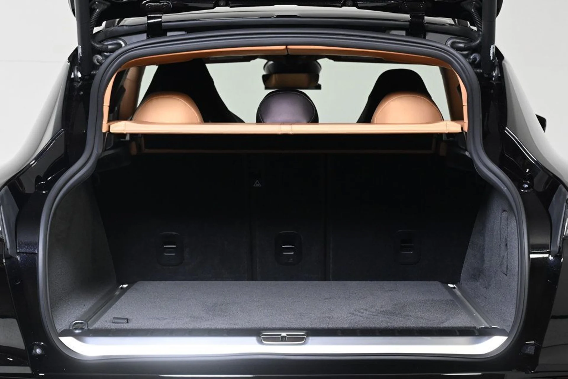 mph022_1229918852_new_2026_aston_martin_dbx_707awd_11350_22965881_22_1024_f61a9619dd