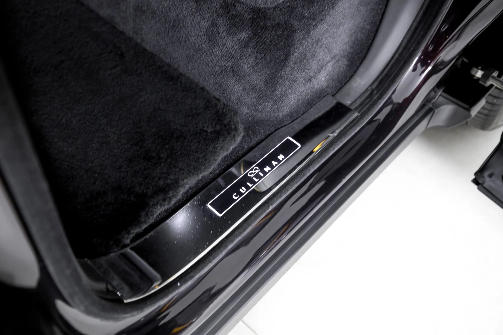 mph022_1235669565_Used_2023_Rolls_Royce_Black_Badge_Cullinan_1767375090_20625038e8