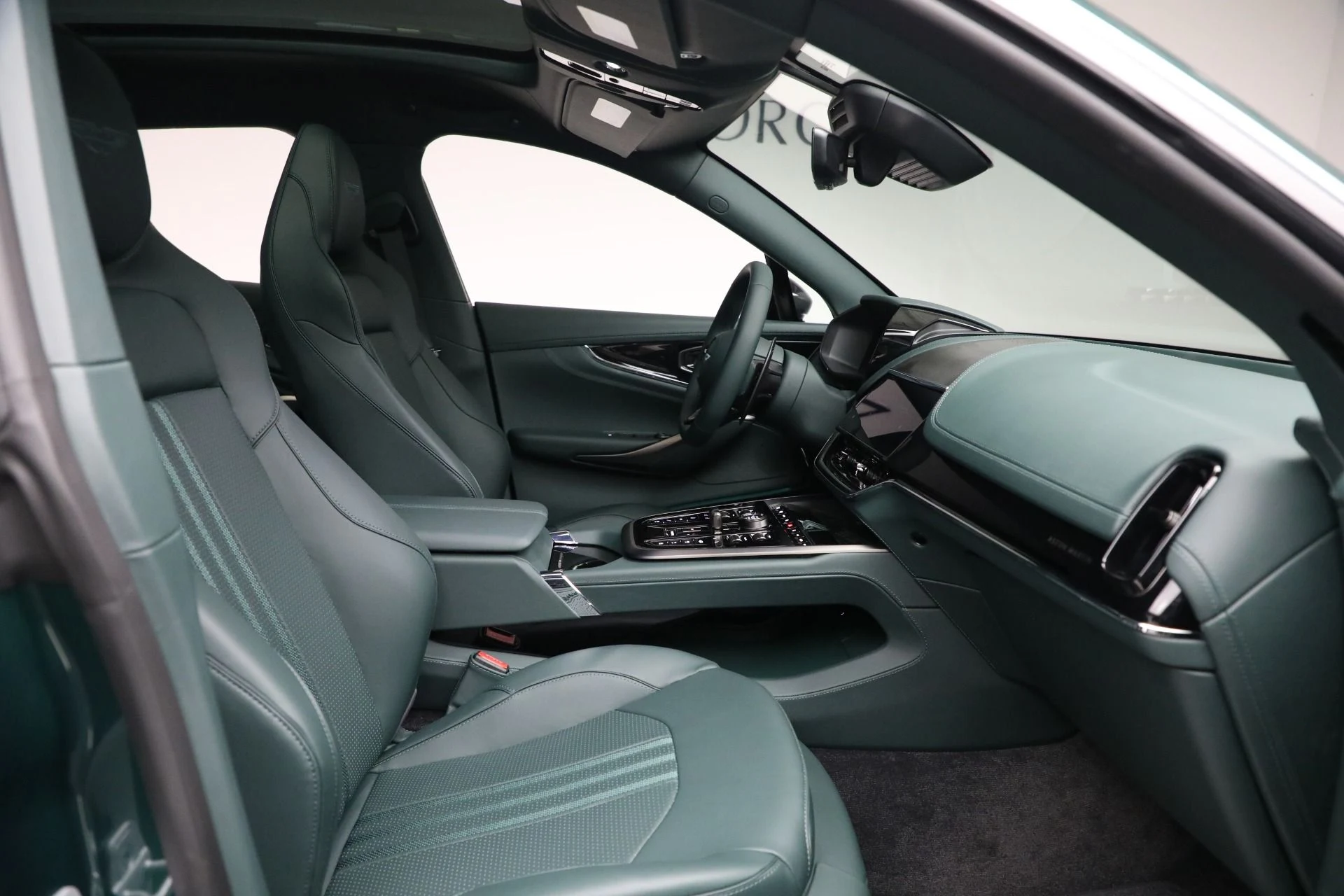 mph022_1256677413_New_2025_Aston_Martin_DBX_707_f98989a889