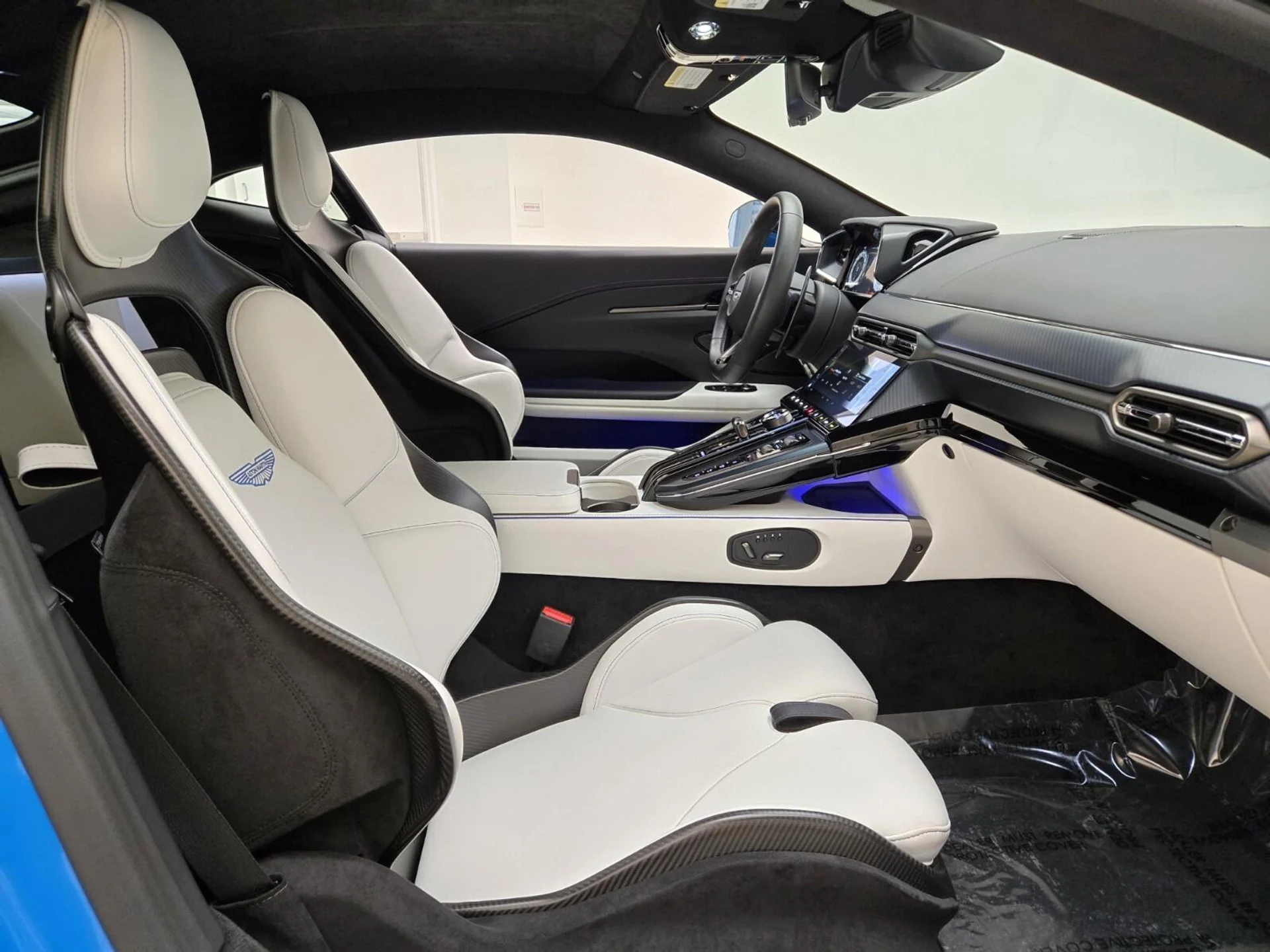 mph022_1265894386_Used_2025_Aston_Martin_Vantage_1770792736_951ac7218a