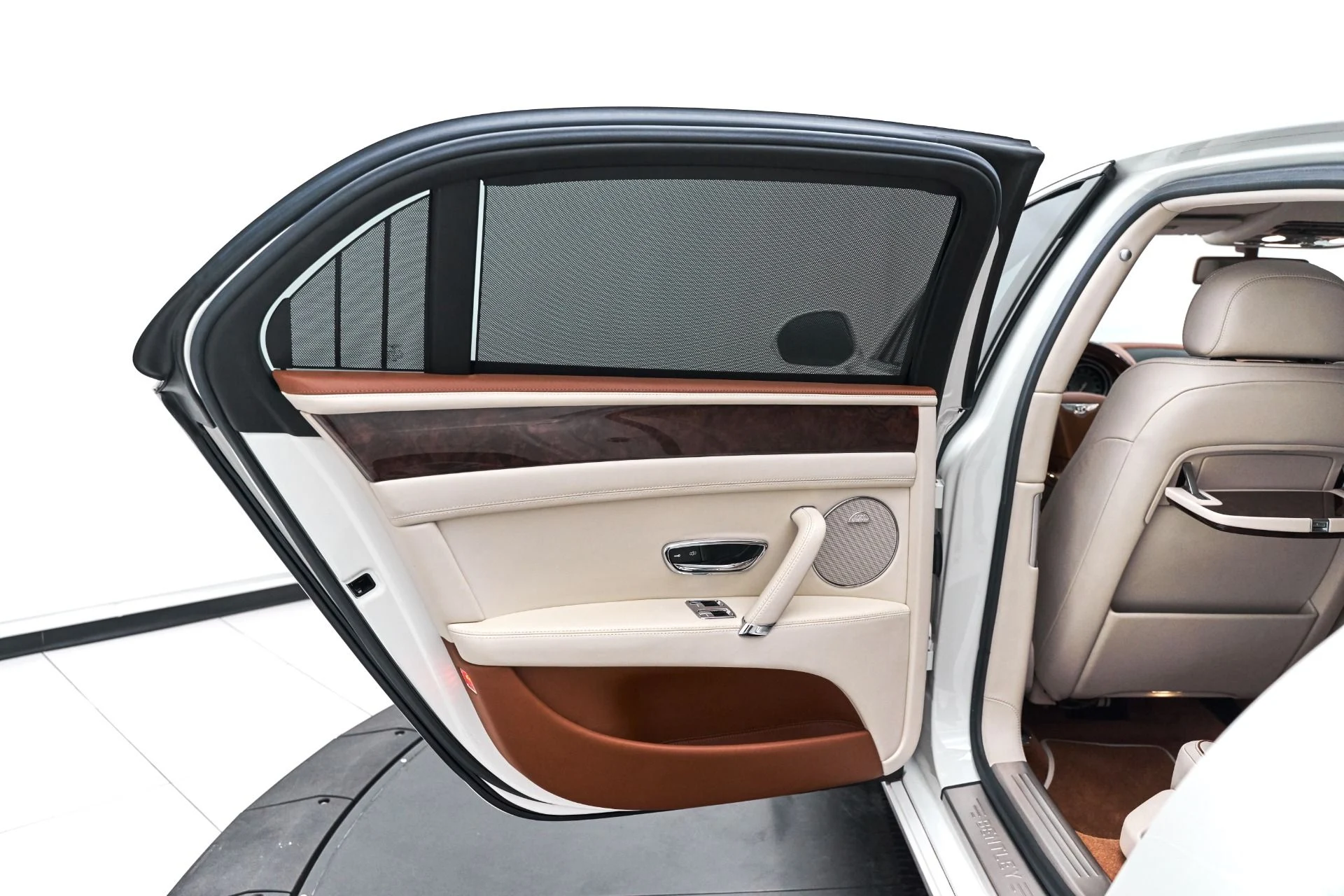 mph022_1293898303_Used_2015_Bentley_Flying_Spur_V8_1615575338_4ff08b7571