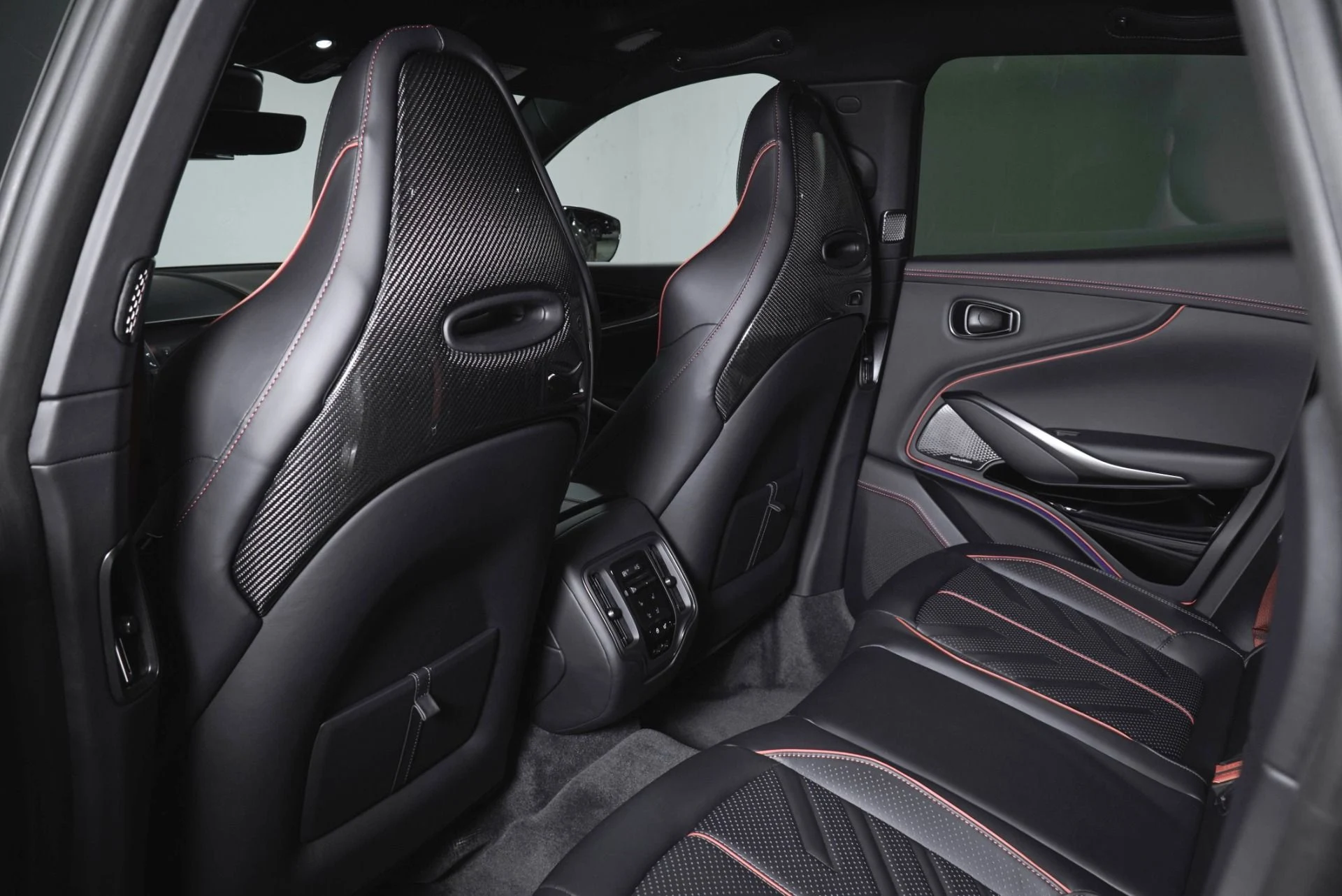 mph022_1317920975_New_2026_Aston_Martin_DBX_S_1781900282_486c37d044