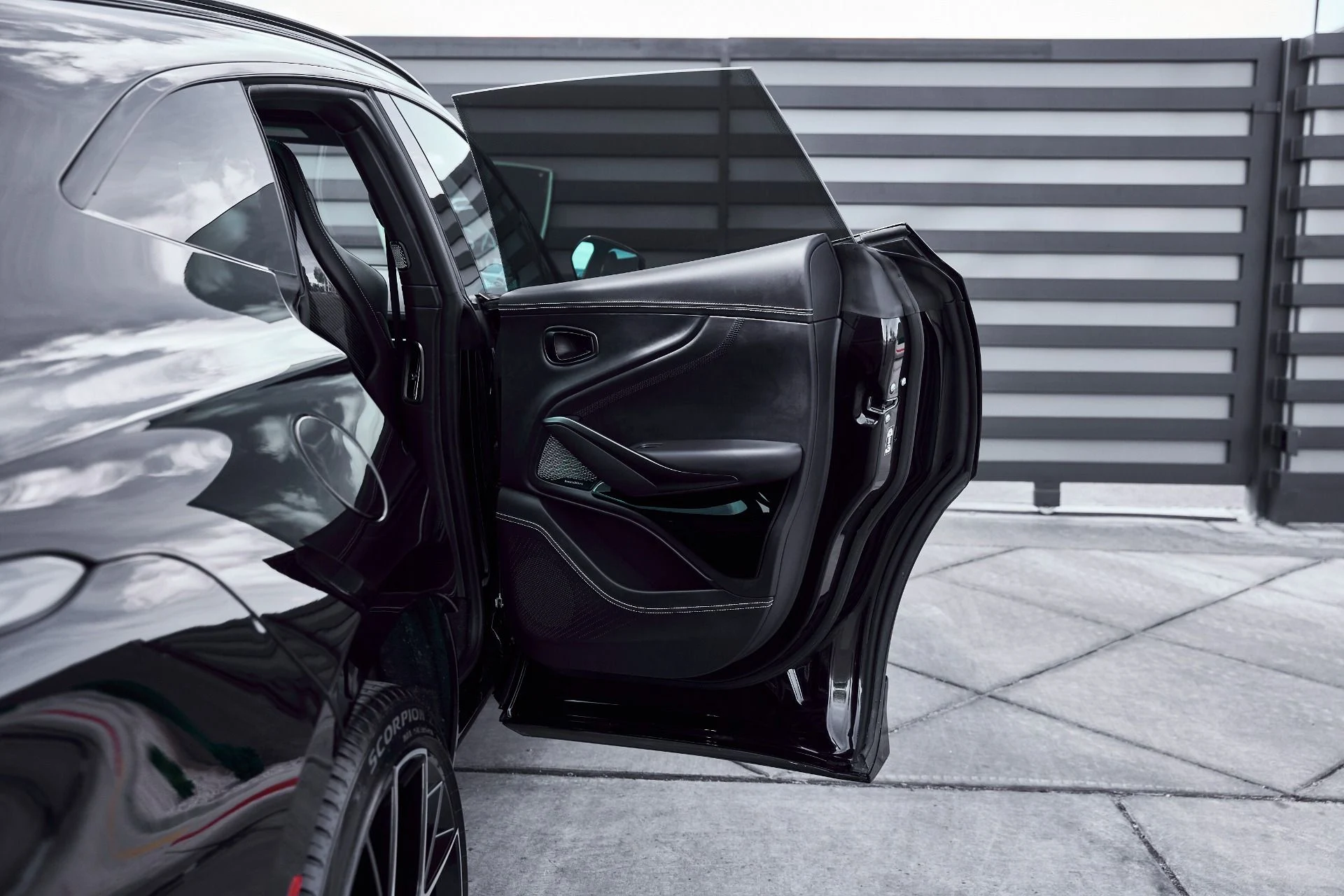 mph022_1321360590_Used_2025_Aston_Martin_DBX_707_1771642274_835de9b8ae