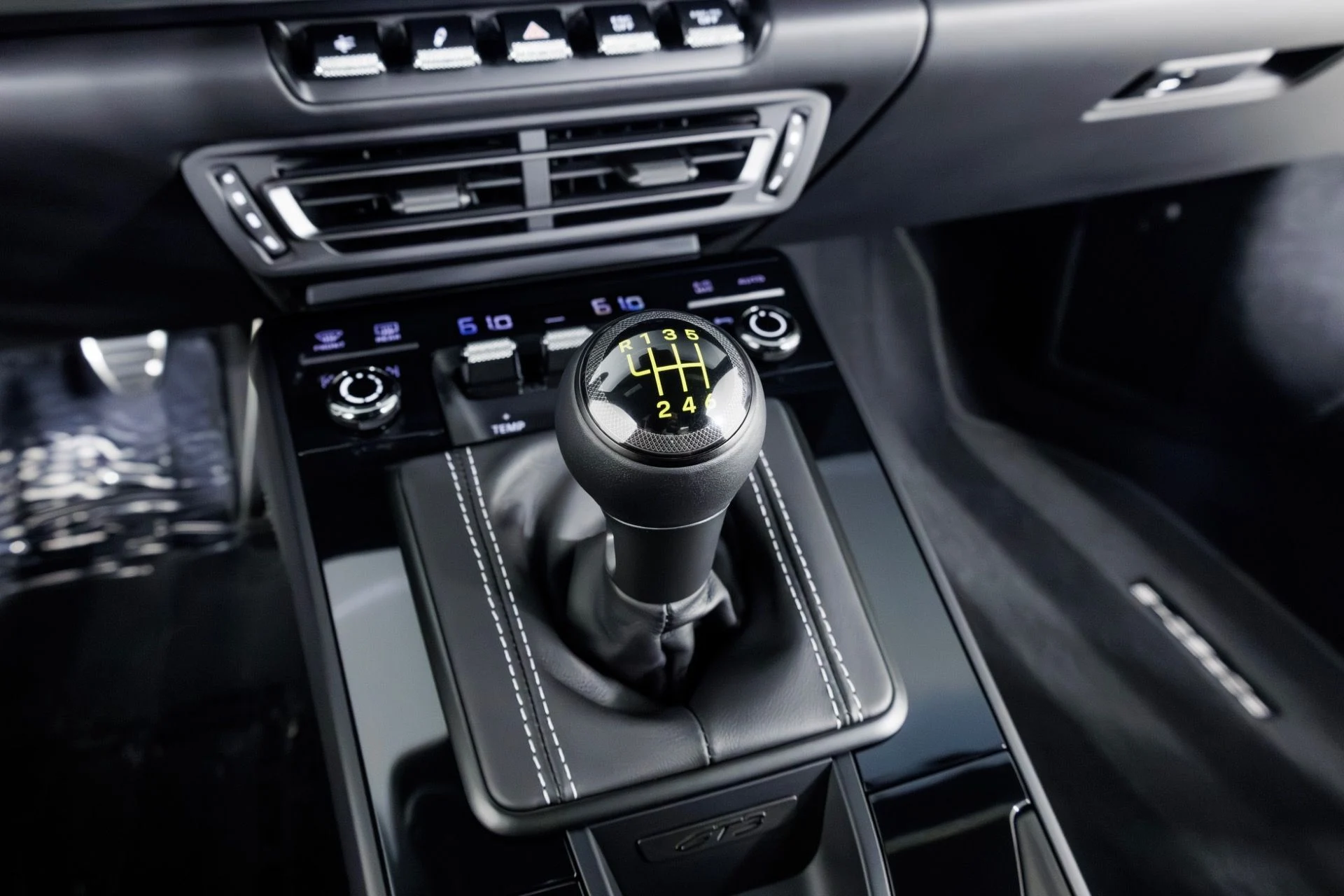 mph022_1369533390_Used_2024_Porsche_911_GT_3_Touring_1767999905_f8cd764492