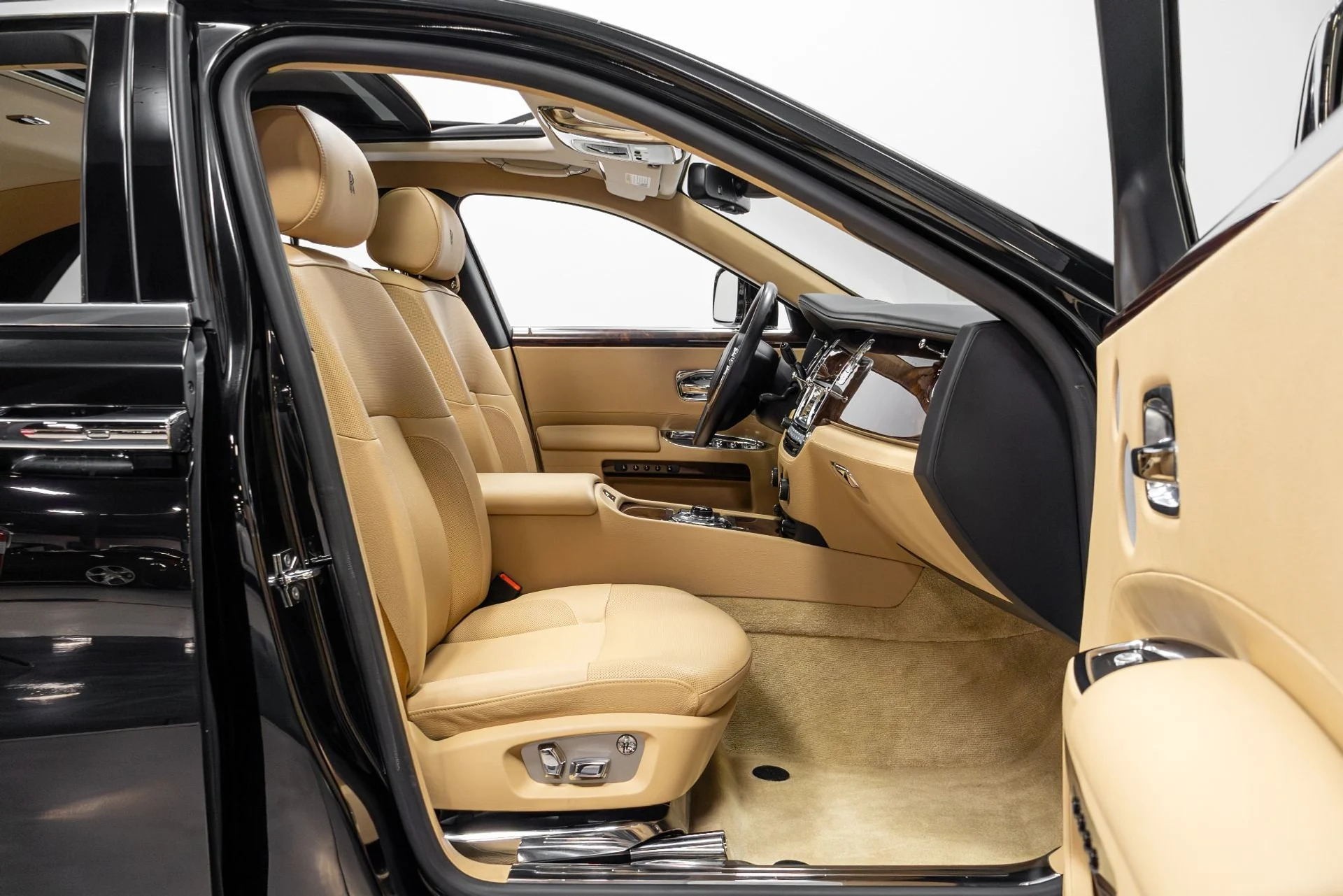 mph022_138427619_Used_2011_Rolls_Royce_Ghost_1770323942_0948e9f6eb