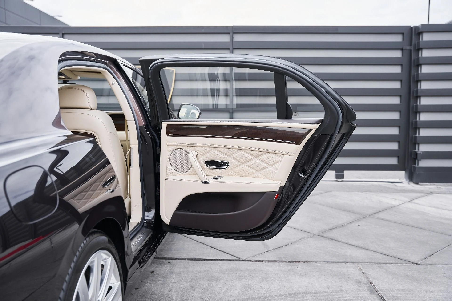 mph022_1385878560_Used_2015_Bentley_Flying_Spur_V8_1769278333_7464038df7