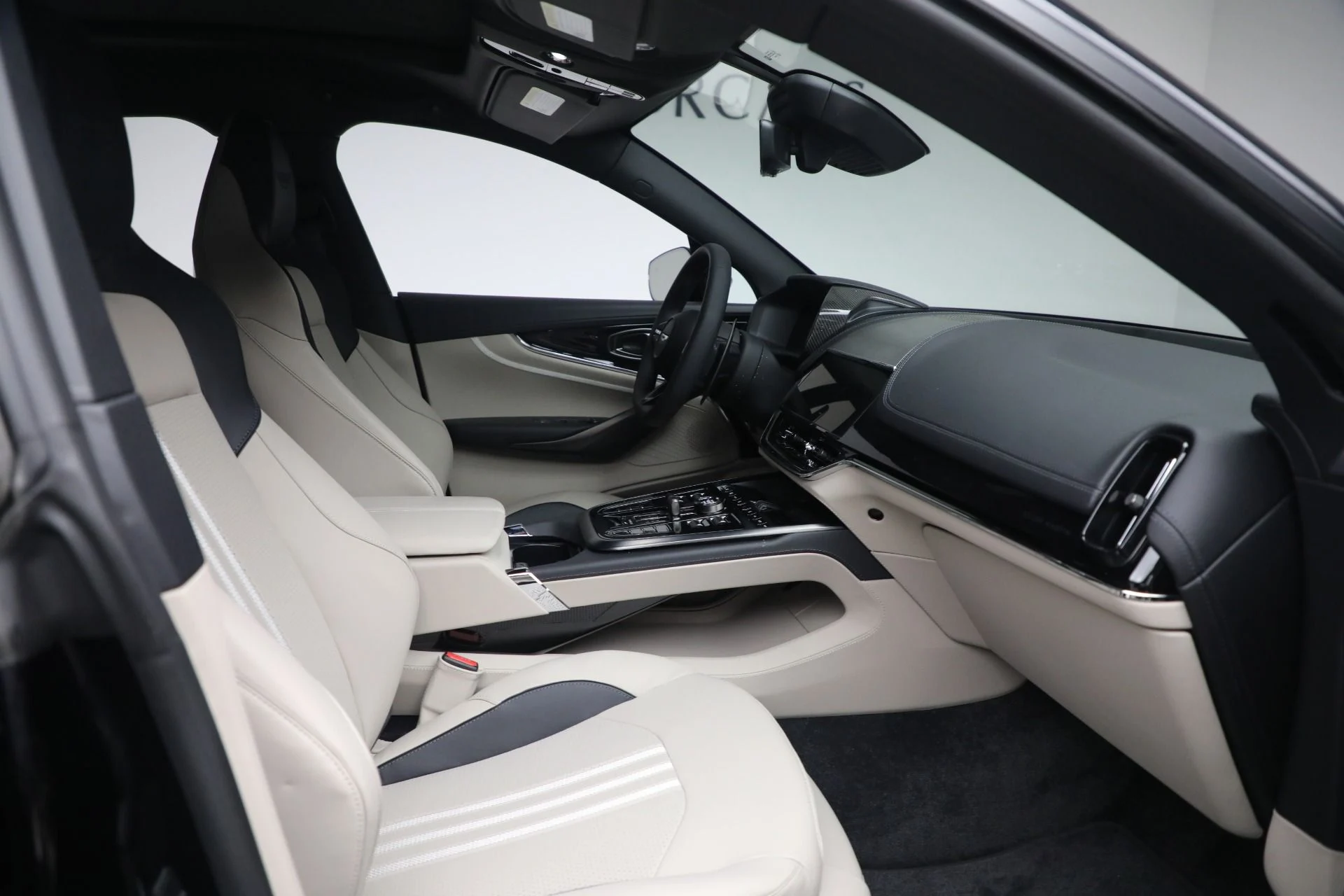 mph022_1397303002_New_2025_Aston_Martin_DBX_707_15f6eb22d2