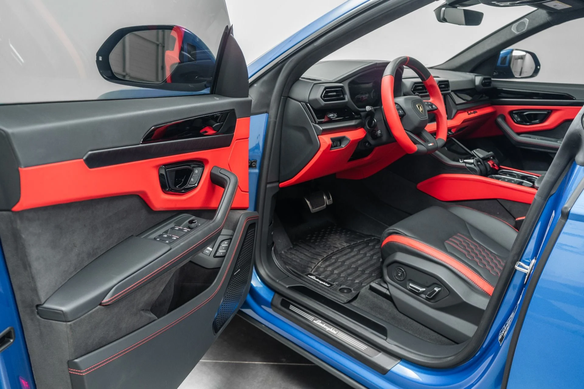 mph022_1409092349_Used_2025_Lamborghini_Urus_SE_Bang_and_Olufsen_Audio_Two_Tone_Interior_789_Horsepower_1773150487_1ede03e7cd