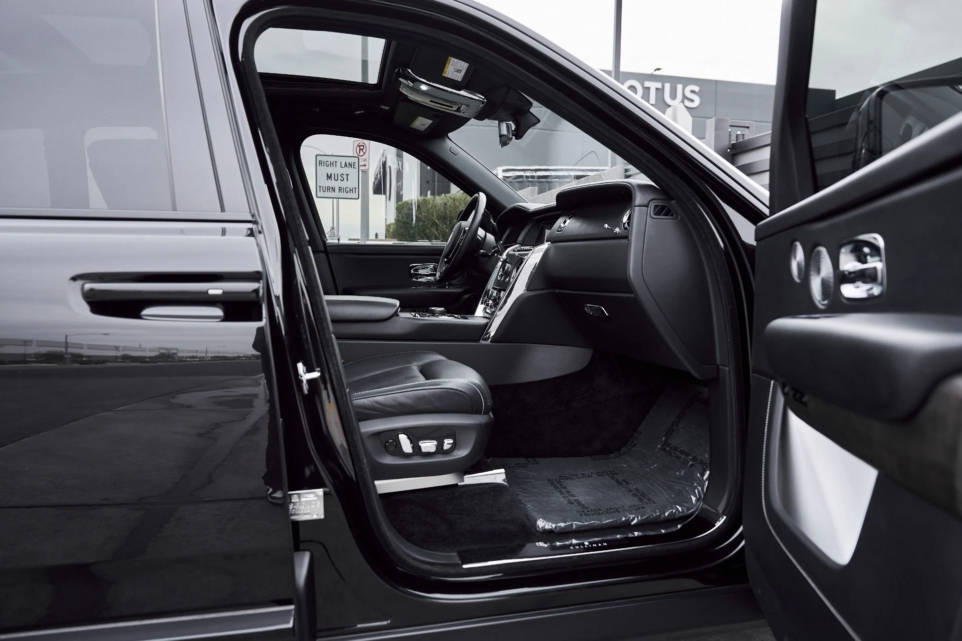 mph022_1413776767_Used_2019_Rolls_Royce_Cullinan_Base_1767201661_757894b261