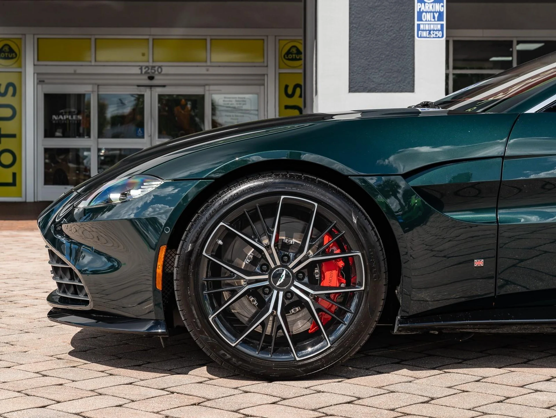 mph022_1432347417_Used_2021_Aston_Martin_Vantage_1753207579_e22c8f406d