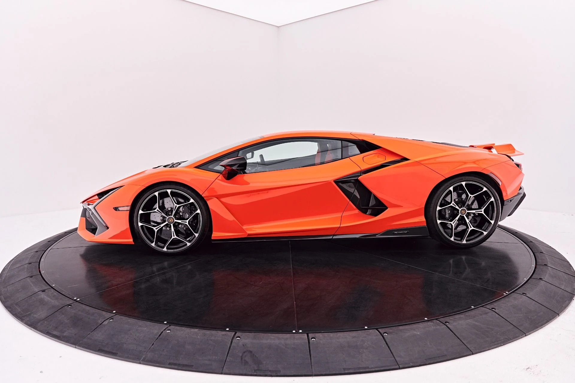 mph022_1443332000_Used_2024_Lamborghini_Revuelto_Base_1786150901_2e721d553f