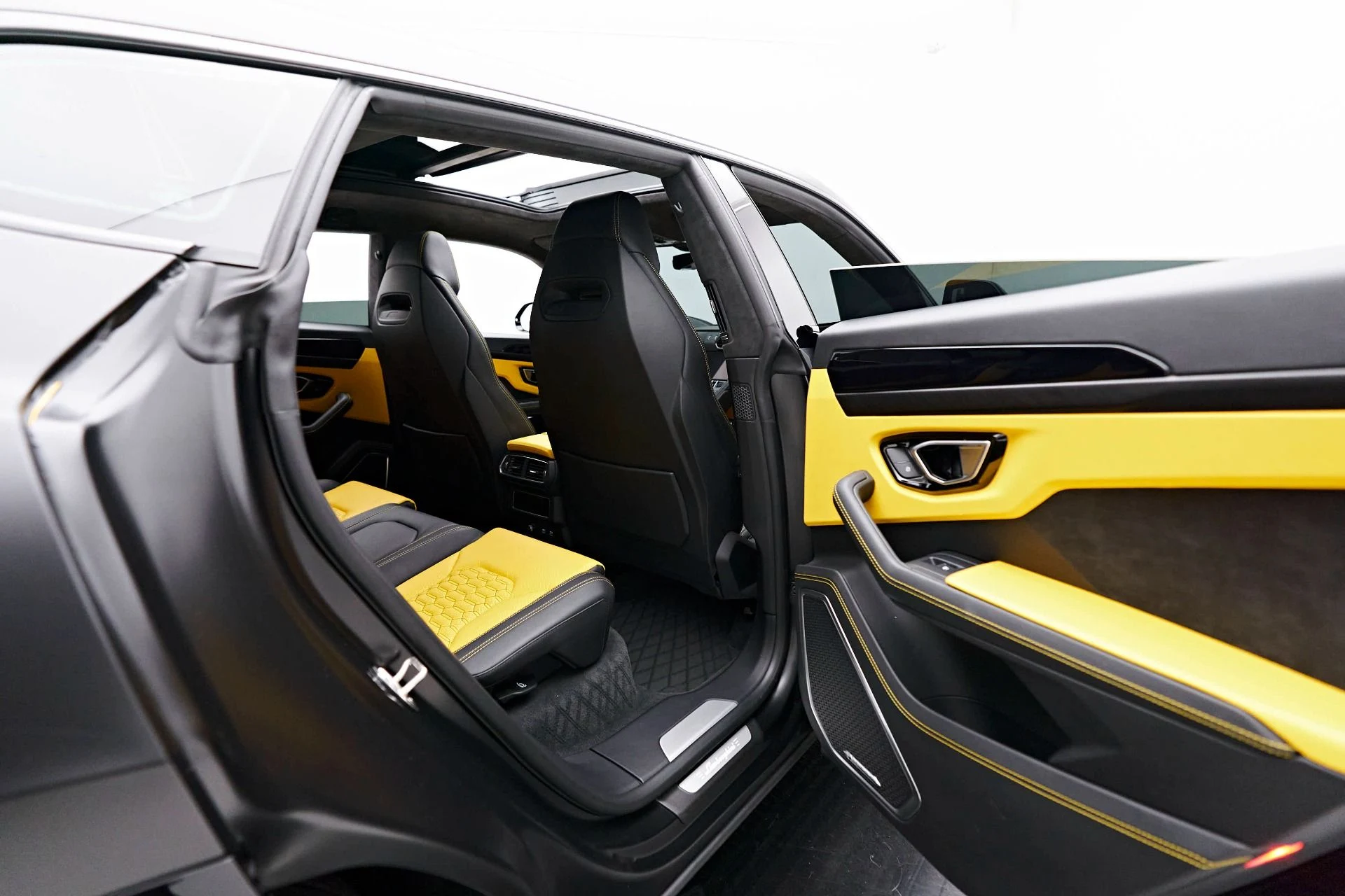 mph022_1459876455_Used_2022_Lamborghini_Urus_1714440387_3b7ad9b184