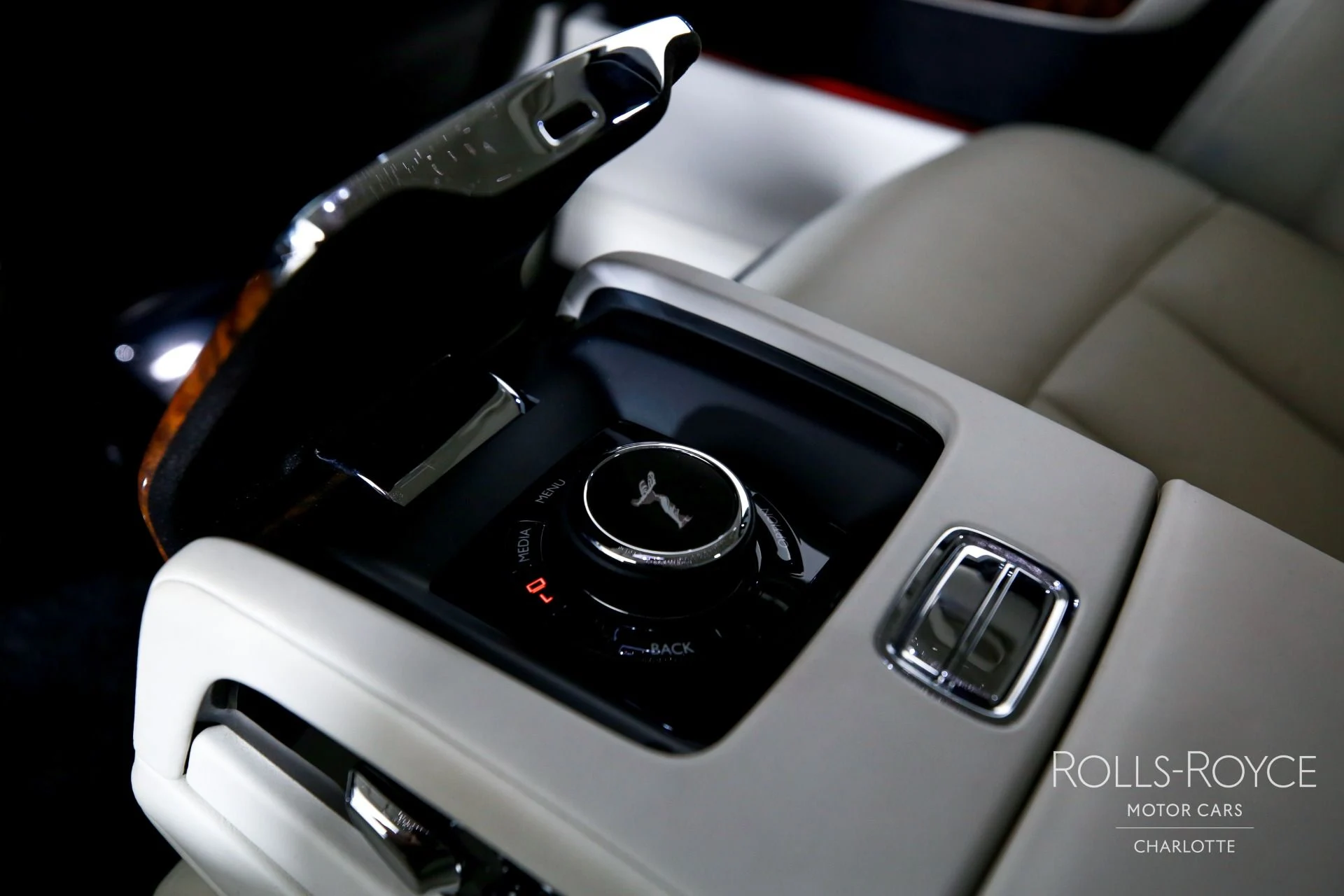 mph022_1515164910_Used_2019_Rolls_Royce_Phantom_1760804131_642a0e73d0